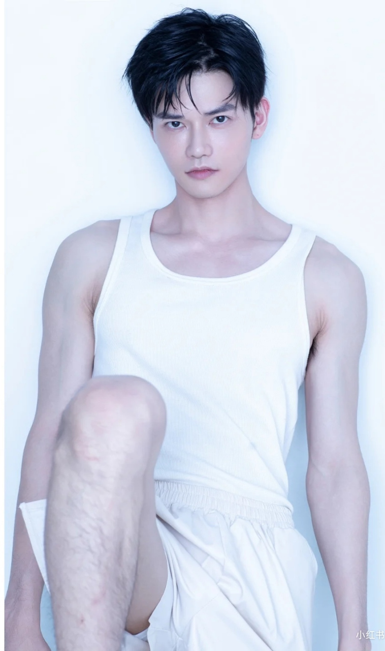 香港小哥长的帅,白马王子翩翩来. 二十出头五官好,薄肌一露好身材!