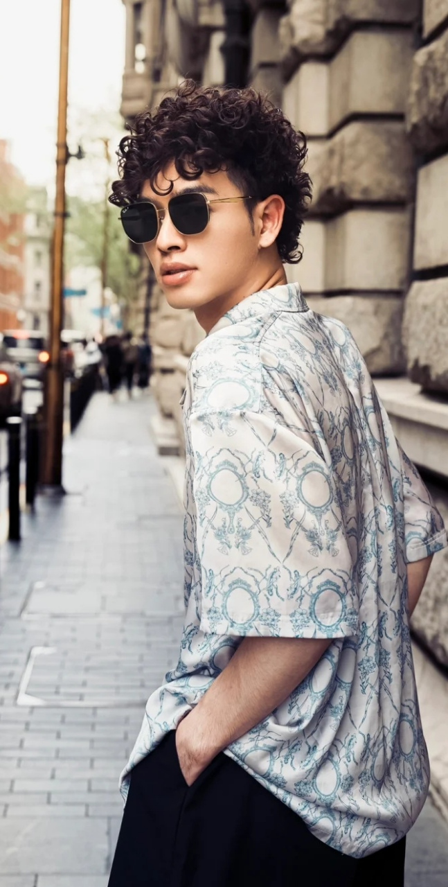 小哥游香港,一人快乐爽.乌发自来卷,花衣穿身上.