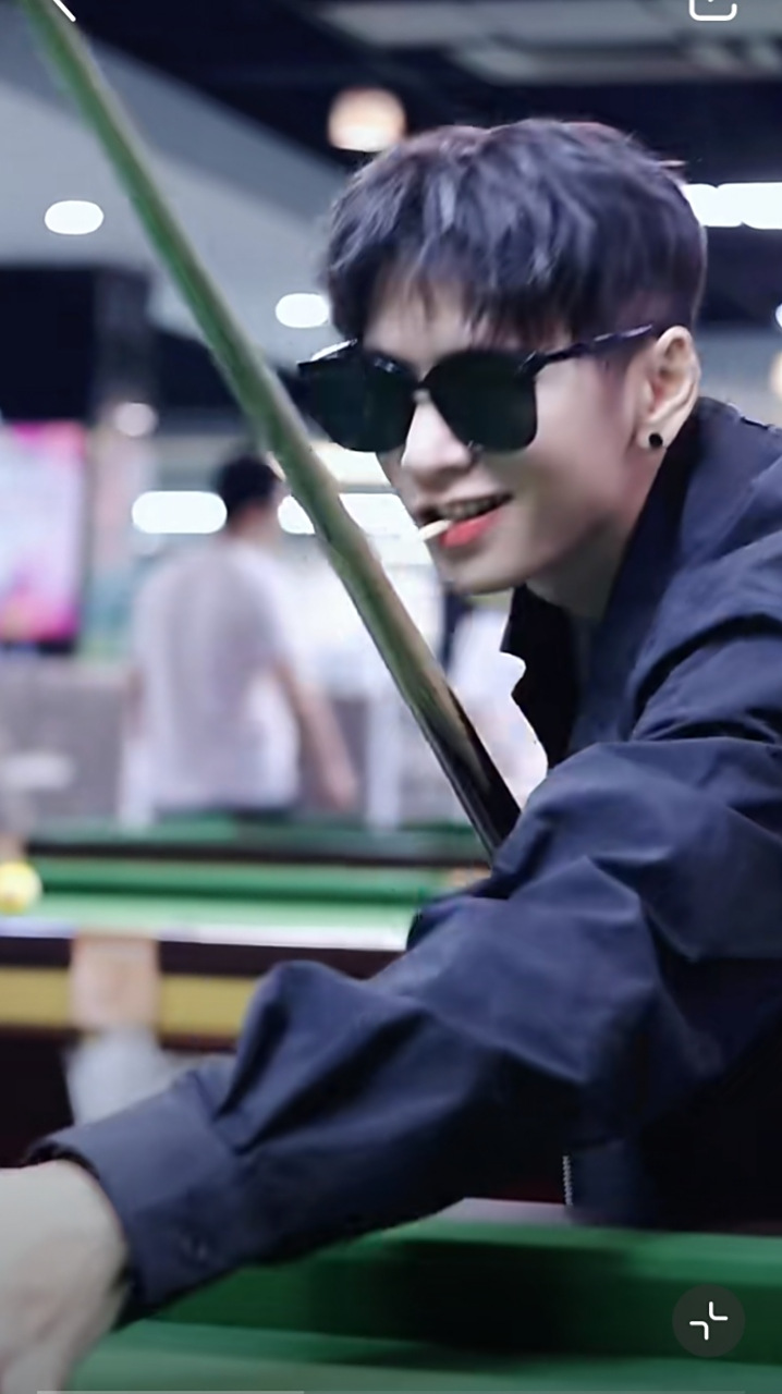 打台球的帅小伙,年令约有二十多. 顽皮爱笑身体棒,快乐健康好生活!