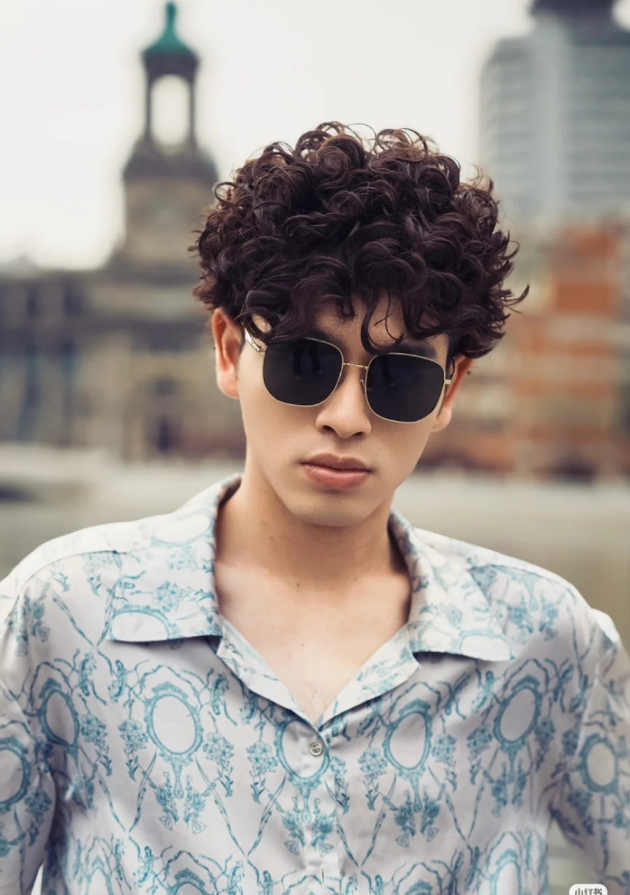 小哥游香港,一人快乐爽.乌发自来卷,花衣穿身上.