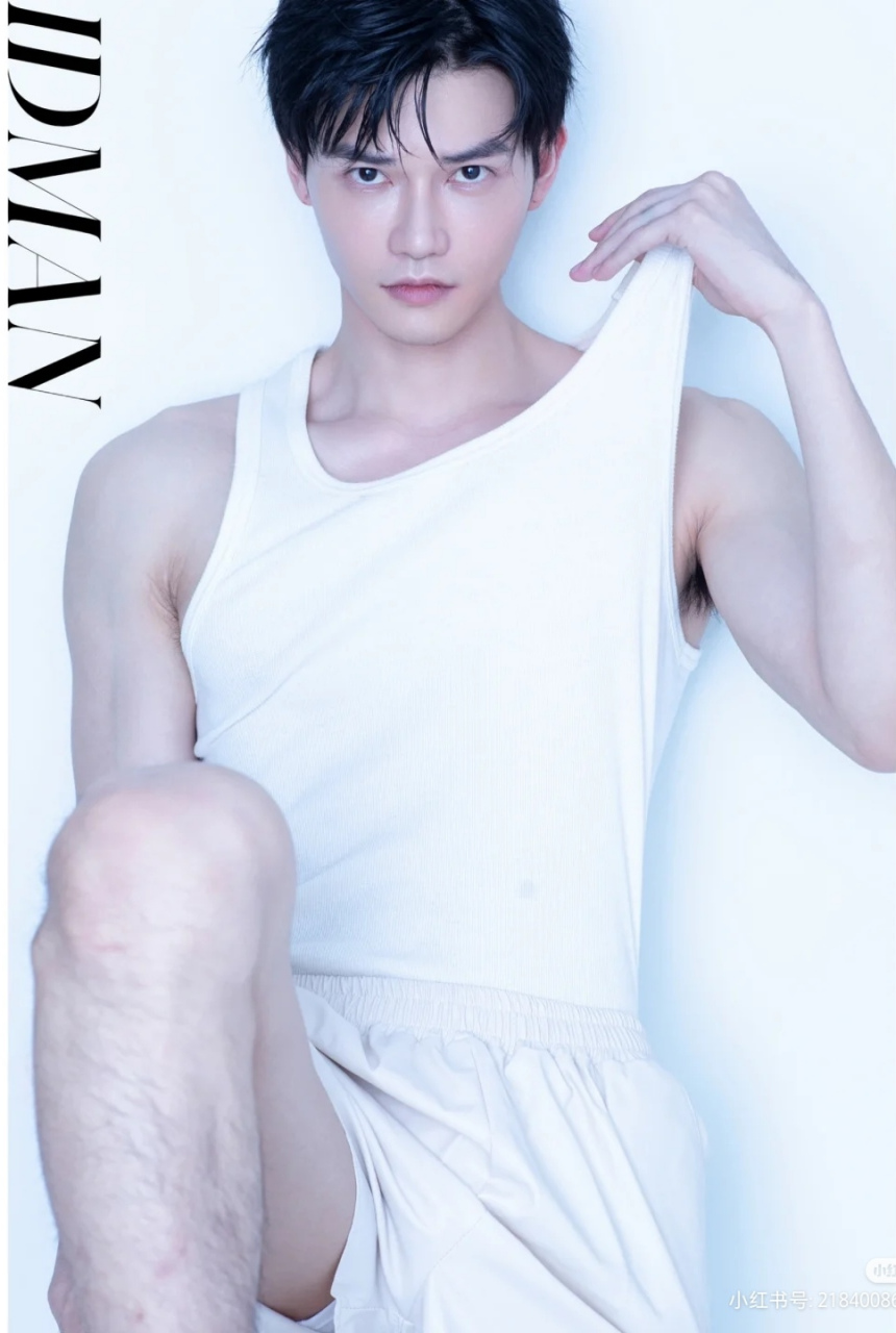 香港小哥长的帅,白马王子翩翩来. 二十出头五官好,薄肌一露好身材!