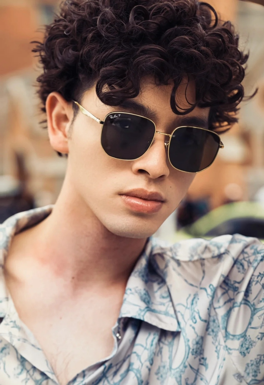 小哥游香港,一人快乐爽.乌发自来卷,花衣穿身上.