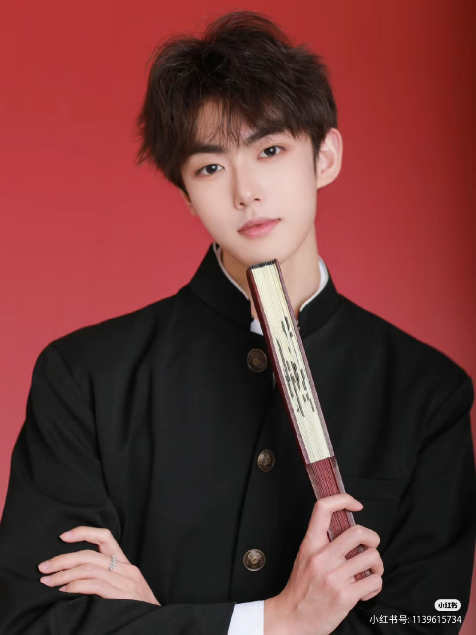 鼻挺双凤眼,白面眉卧蚕. 妻贤夫祸少,子孝父平安!