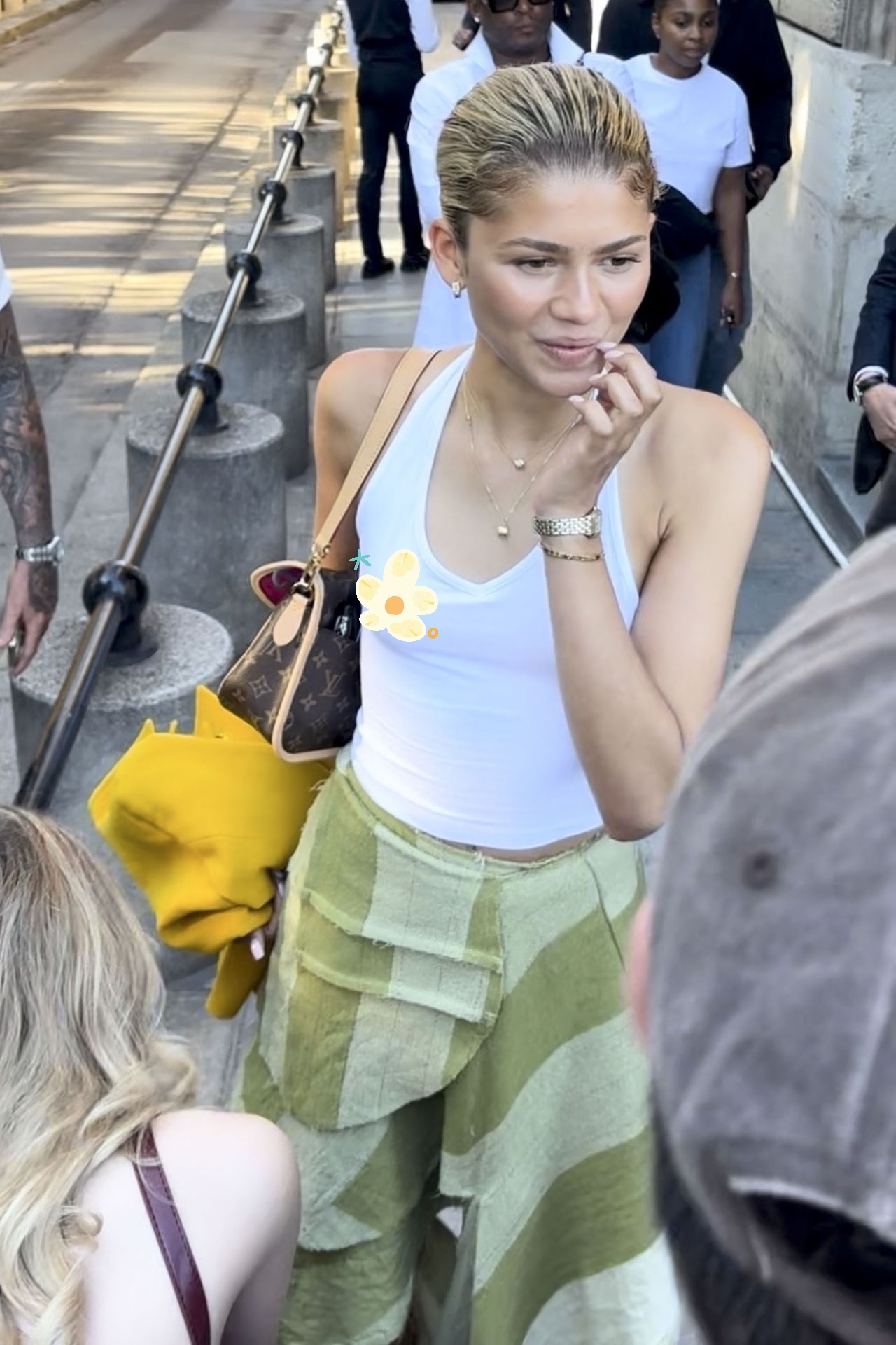 赞达亚亮相巴黎街头,粉丝们都来求合影!