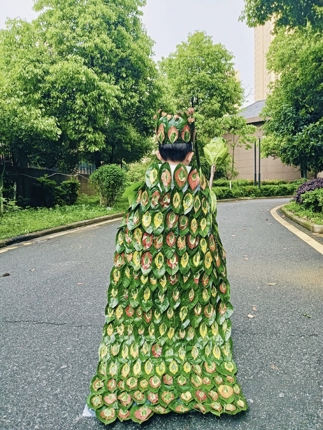 幼儿园时装秀,树叶装饰的披风,创意满分!就我一个人看着像花孔雀吗?