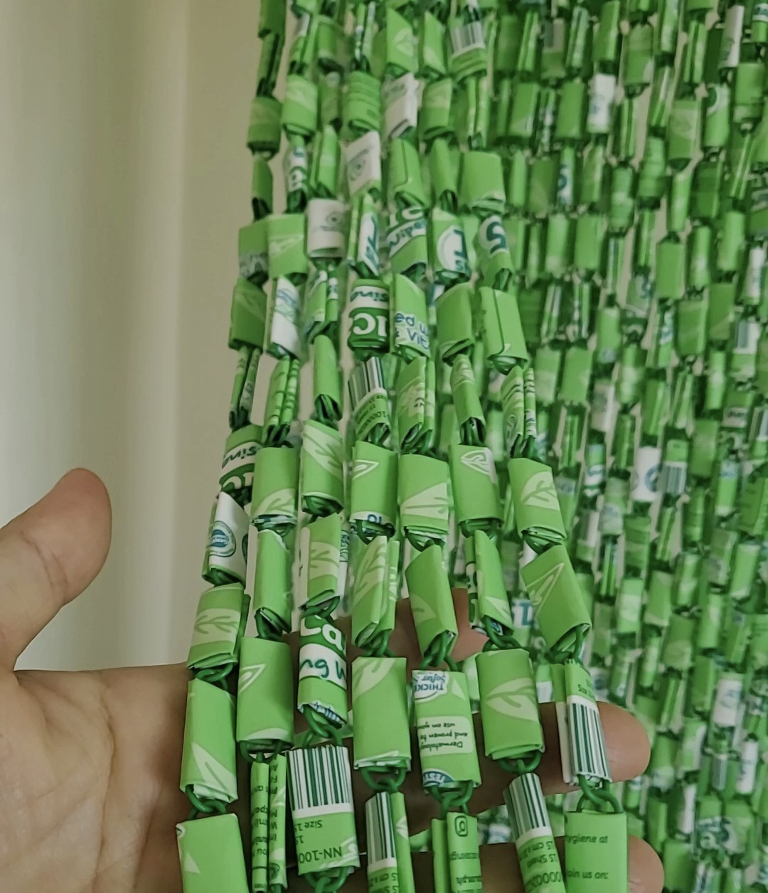 在朋友家看到的老式门帘,说是可以防虫蚊的,还是用冰棍纸制作的,这得