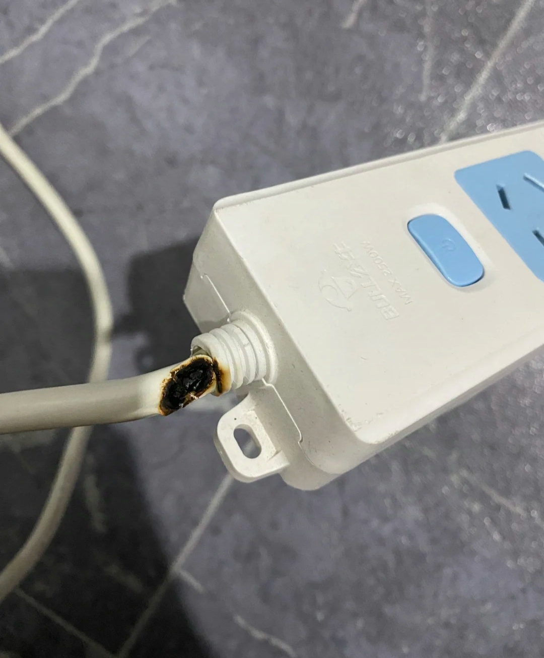 排插接口突然着火,一早上被吓清醒,准备卷头发,发现排插不通电,拔下来