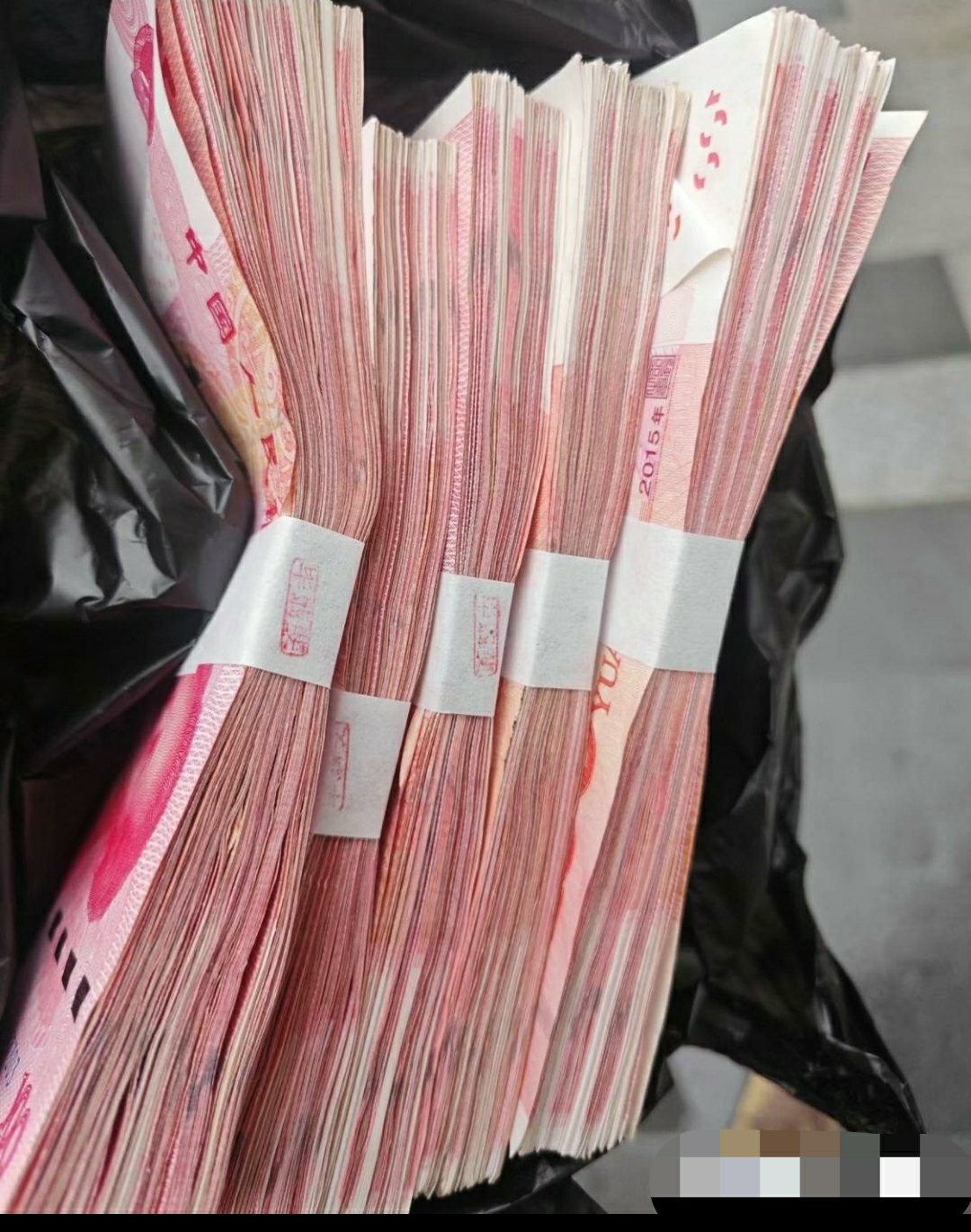 100万看着不多,但是普通人要多久才能攒下100万还是不容易的.