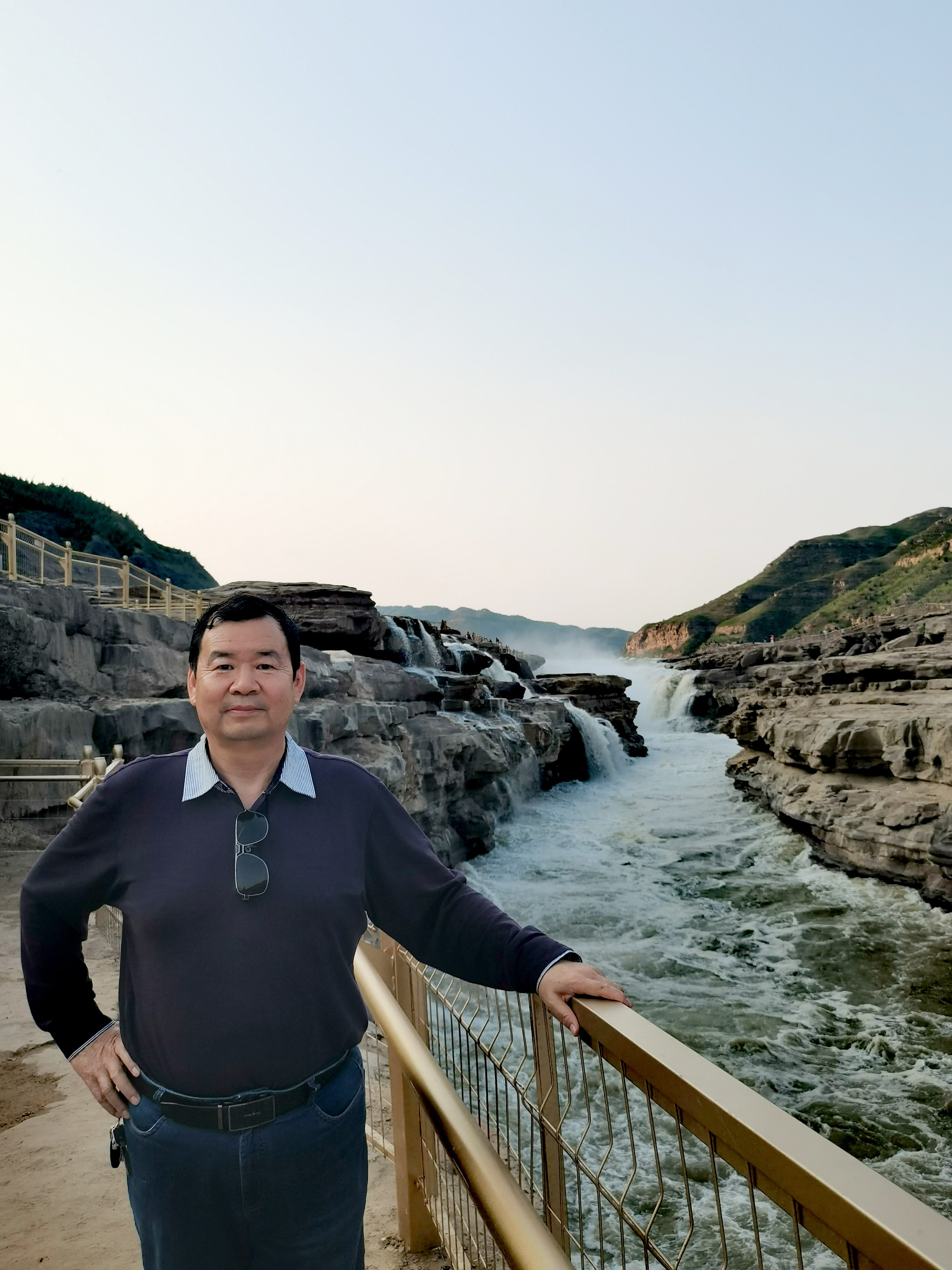 天泻黄涛奔入壶,地断青崖怒浪高. 晴川致雾虹飞渡,浊水生烟浮岚飘