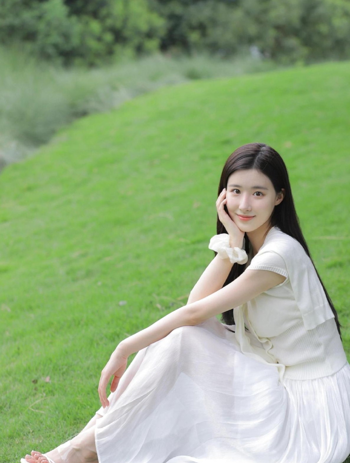 夏日炎炎,我在草地上找到了一丝凉意 #气质美女