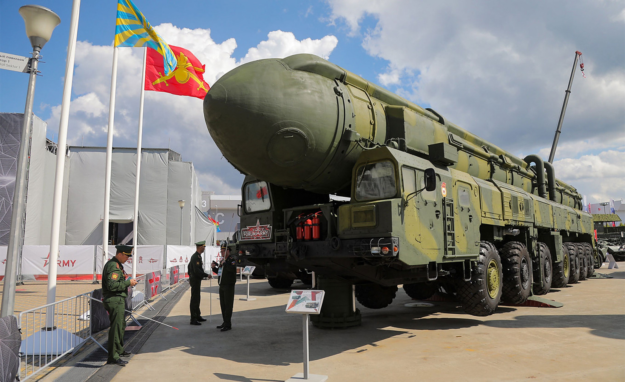 俄罗斯在年度军事博览会上炫耀展示缴获的西方军事装备!