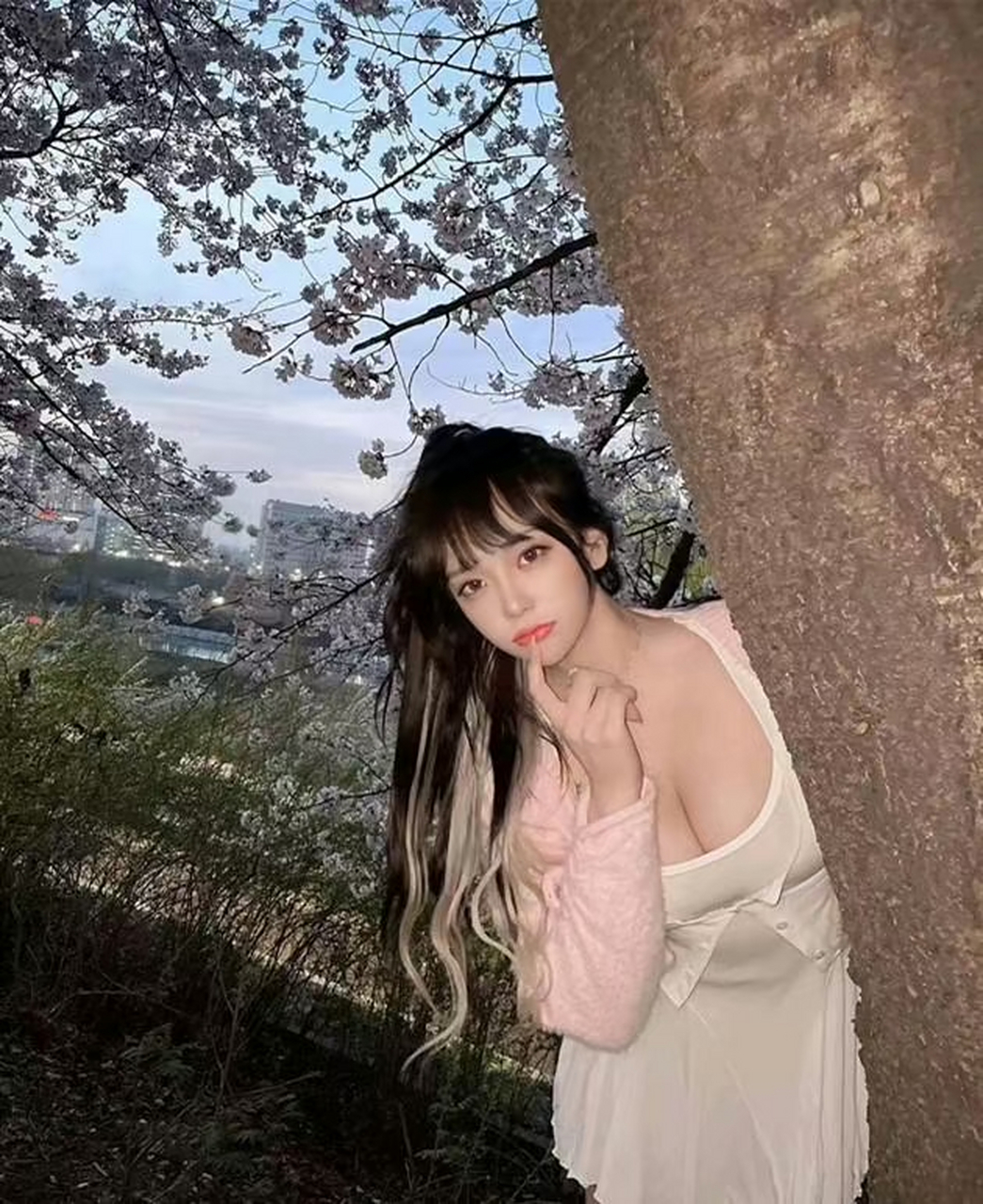 老师让我在没人的地方等他,要和我说点秘密的事儿.