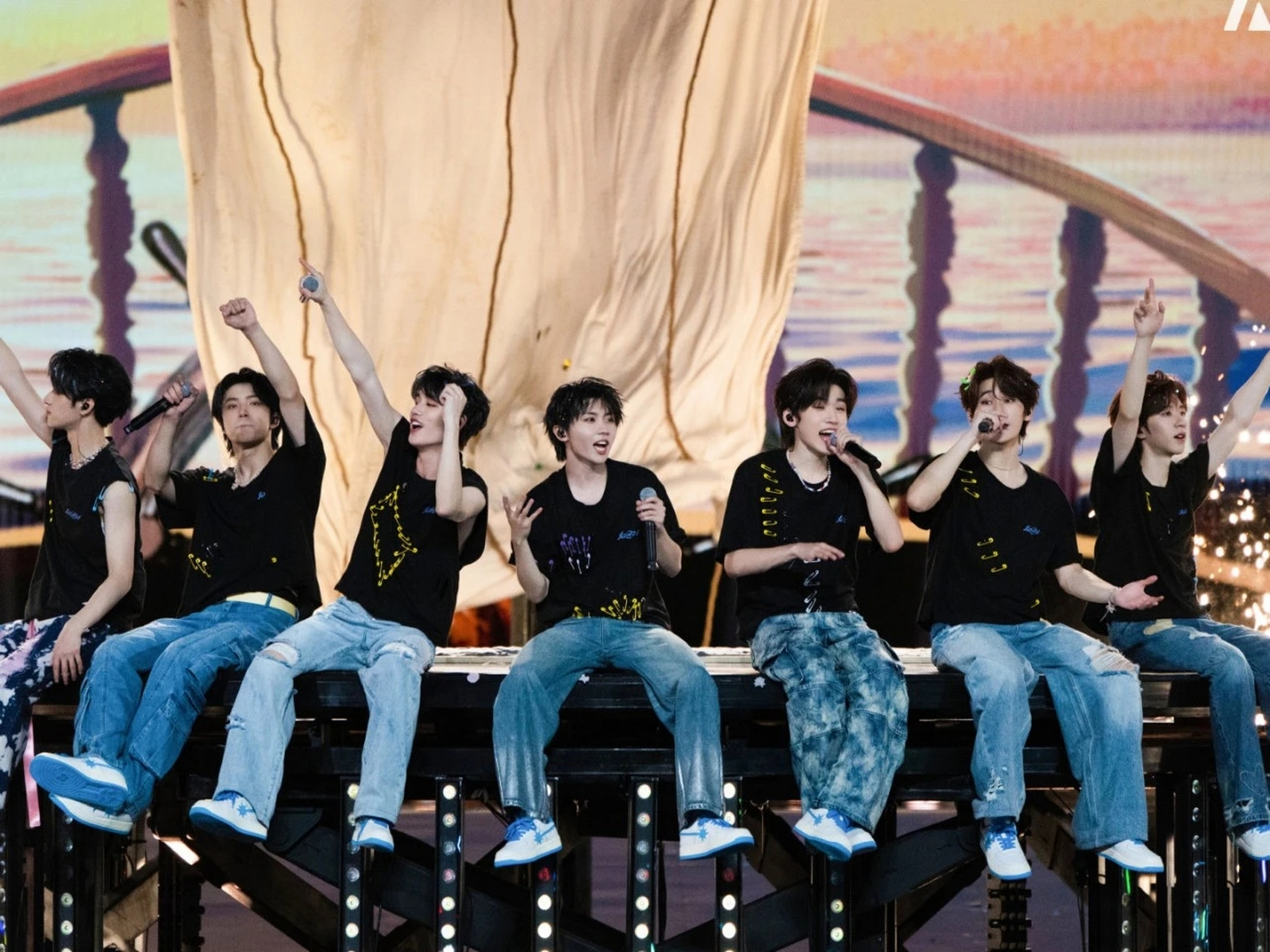 时代少年团常州演唱会舞台照,谁赢麻了?