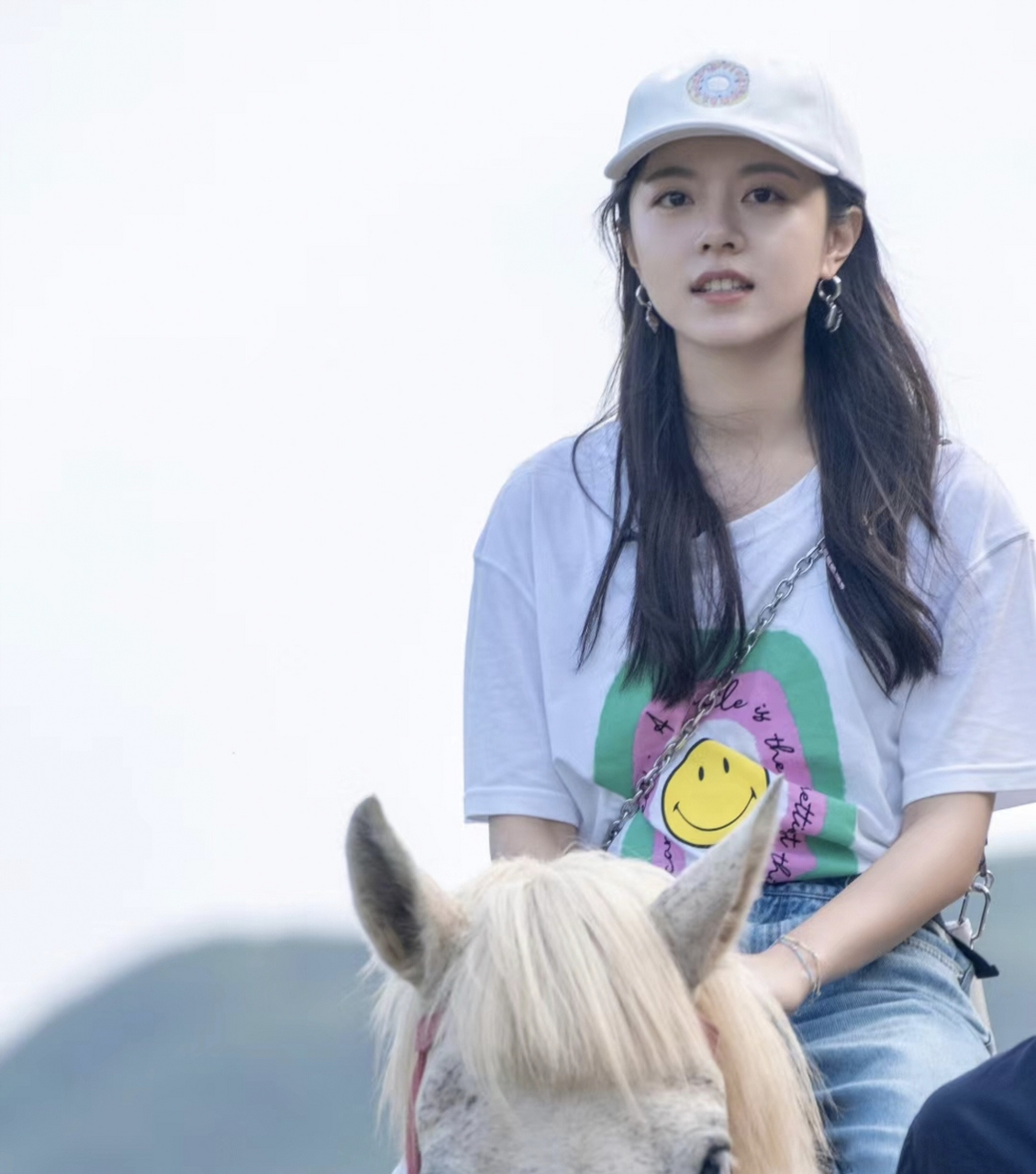 2,赵丽颖有时候经纪人管着不让她吃披萨,她就买一堆请剧组的人吃