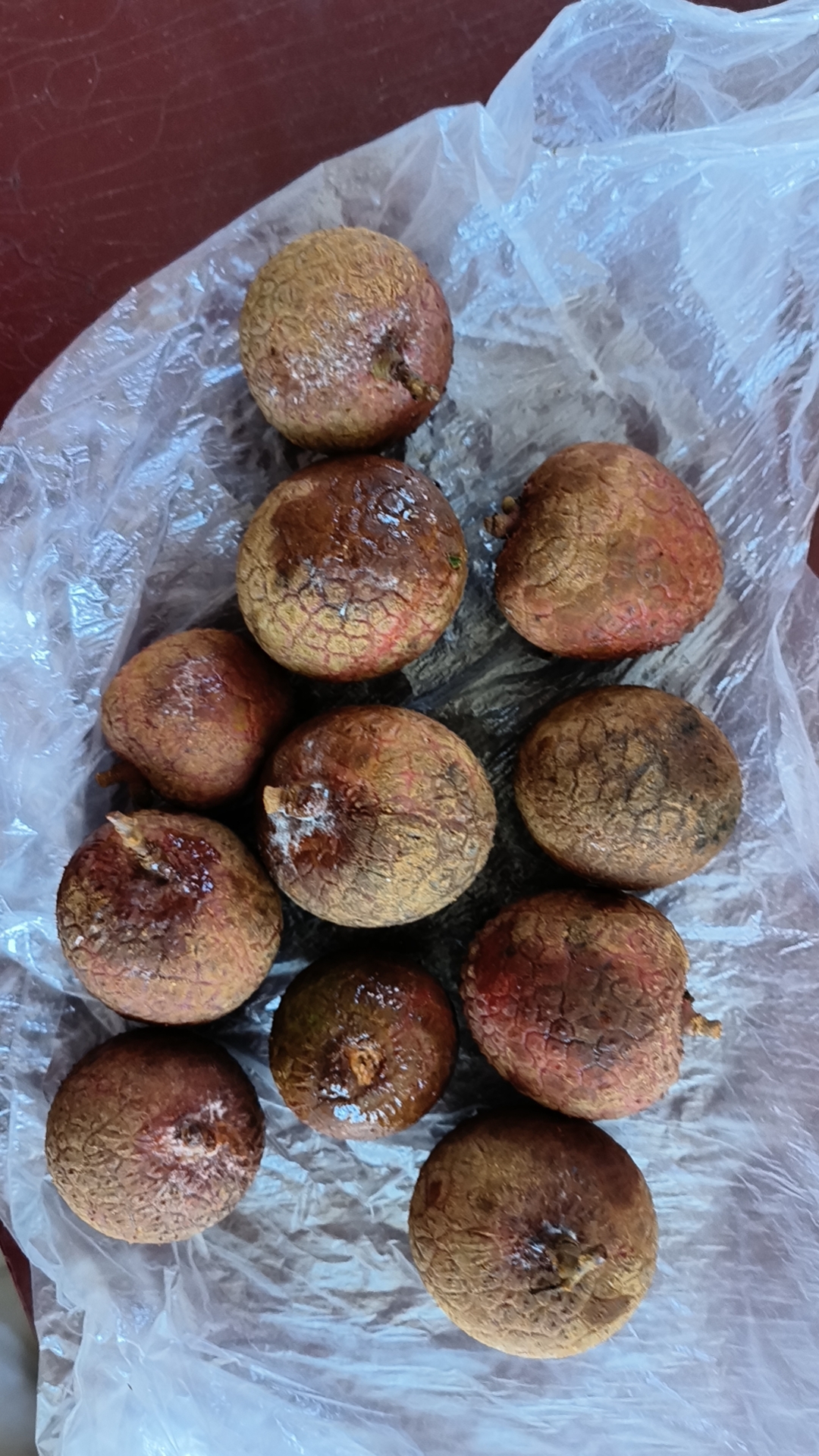 满怀期待地拆开,发现荔枝上都有白点,心情跌入谷底.