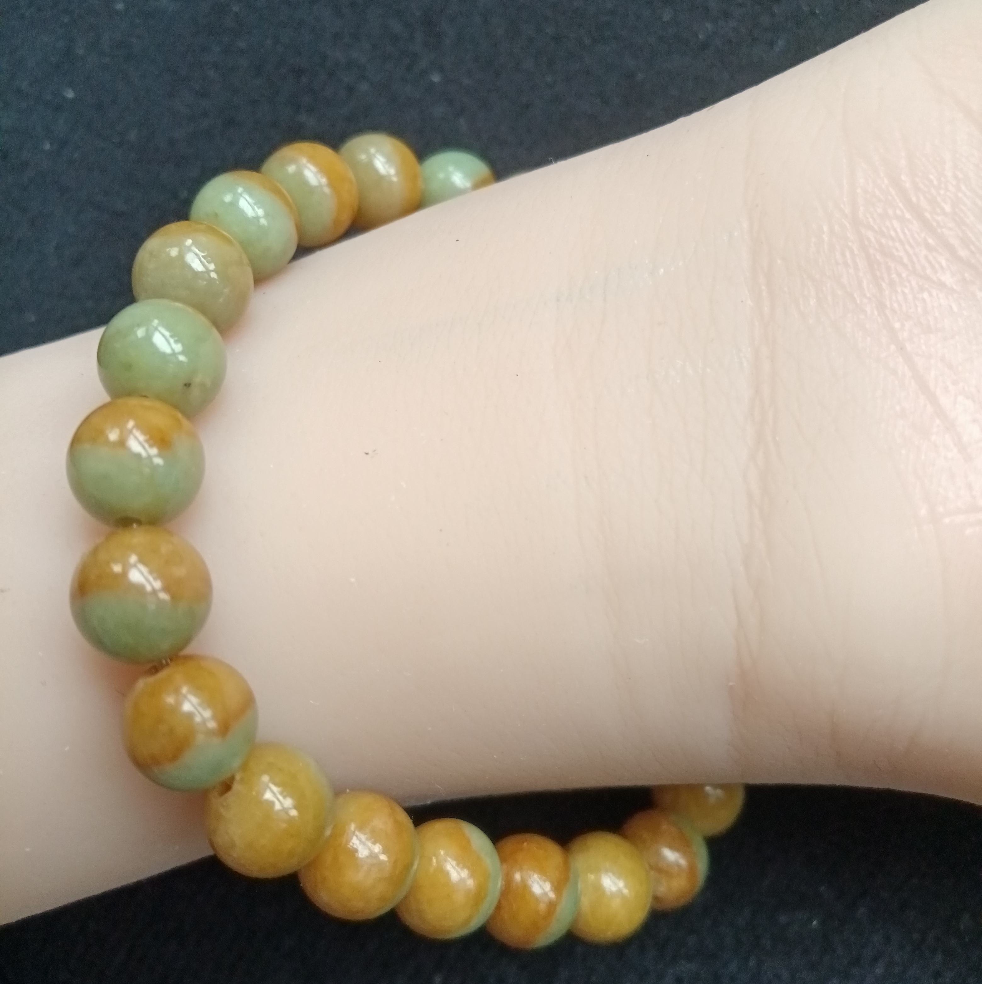 翡翠冰黄翡鸳鸯手串,翠色鲜明,温暖如阳.