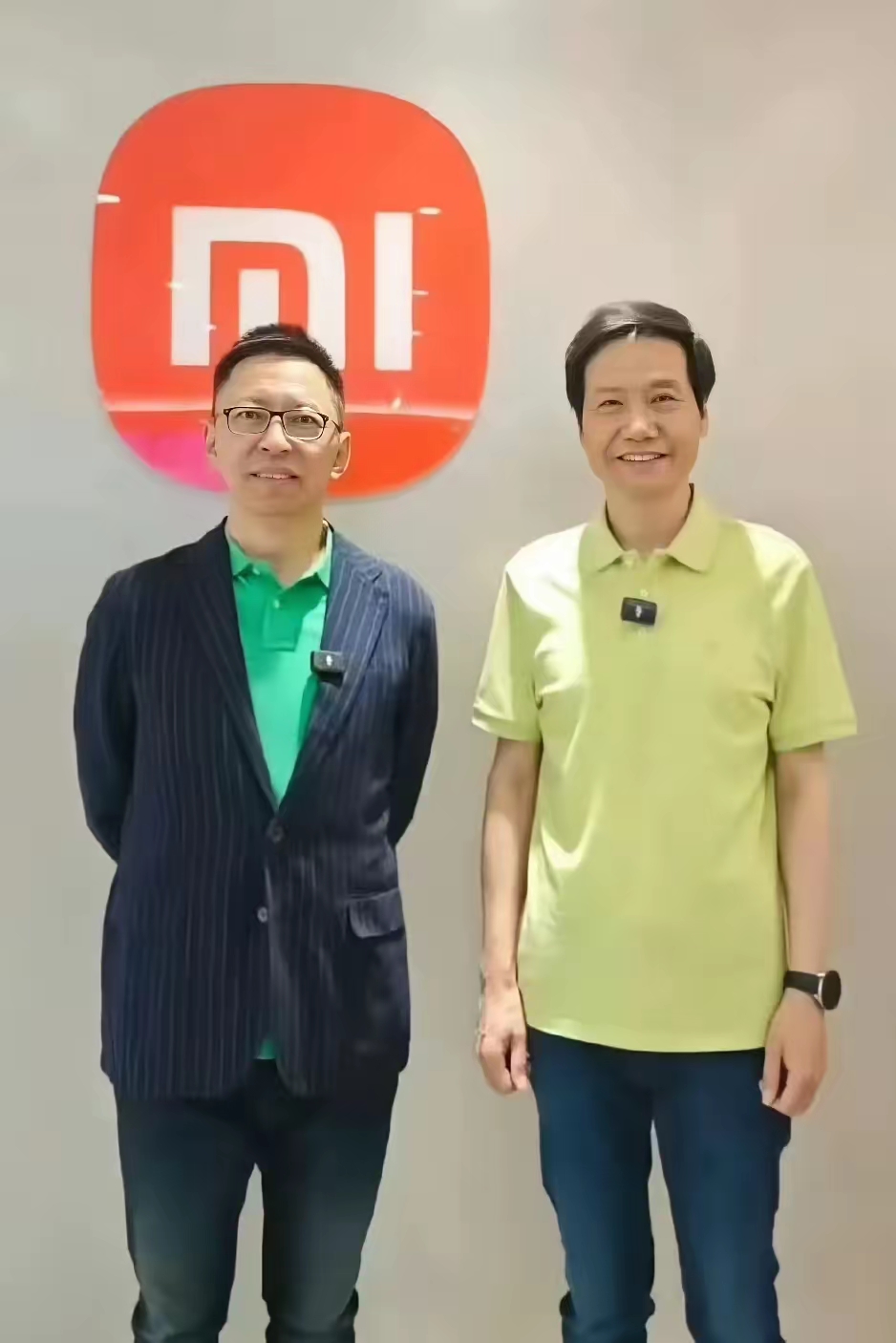 2002年,雷军以金山总裁身份做客搜狐,张朝阳接待; 2018年,张朝阳在