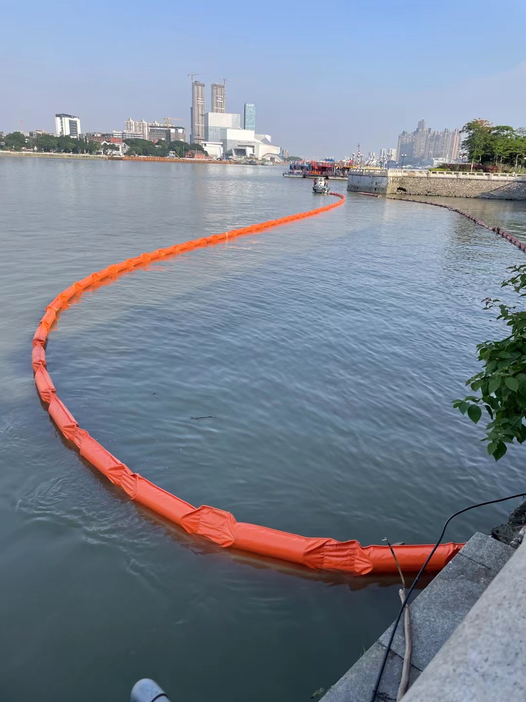 瞧这橙色拦水大坝,守护着城市的宁静港湾.#蜘蛛织造# #拦污网