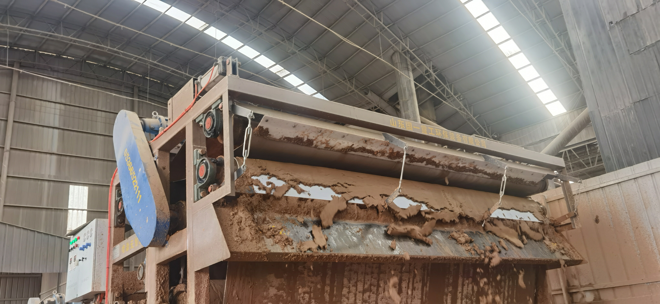 履带式压滤机泥浆脱水机制砂污泥处理机优点 沙泥浆压滤机性能优点:1.