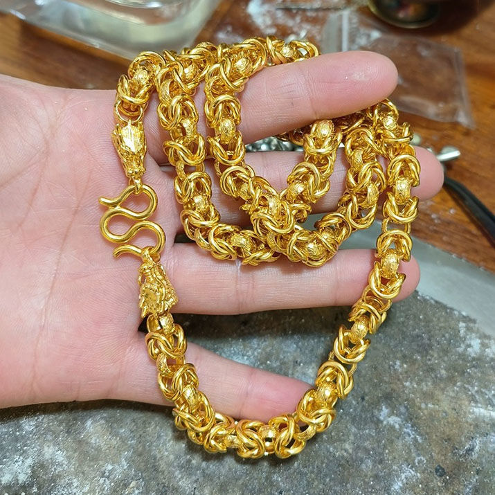 珠翠交辉添锦绣,步摇轻响韵如歌. 华服流光溢彩间,尽显尊贵步生莲