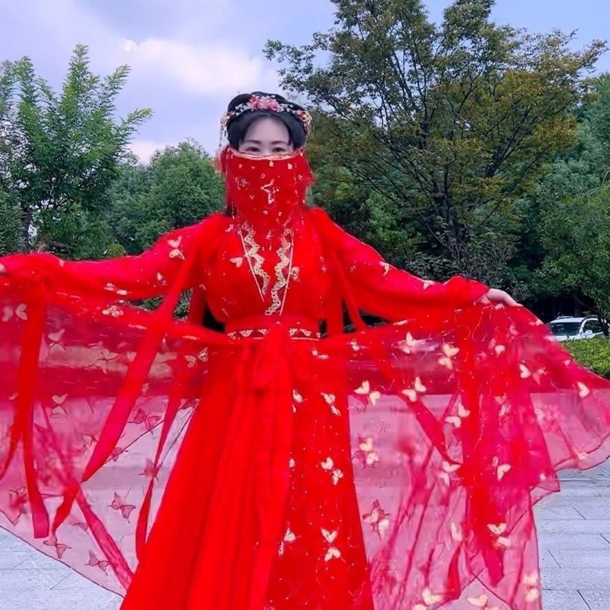 飞升直上九天外,留影人间作美谈. 风华绝代传千古,红裙飘逸梦未完