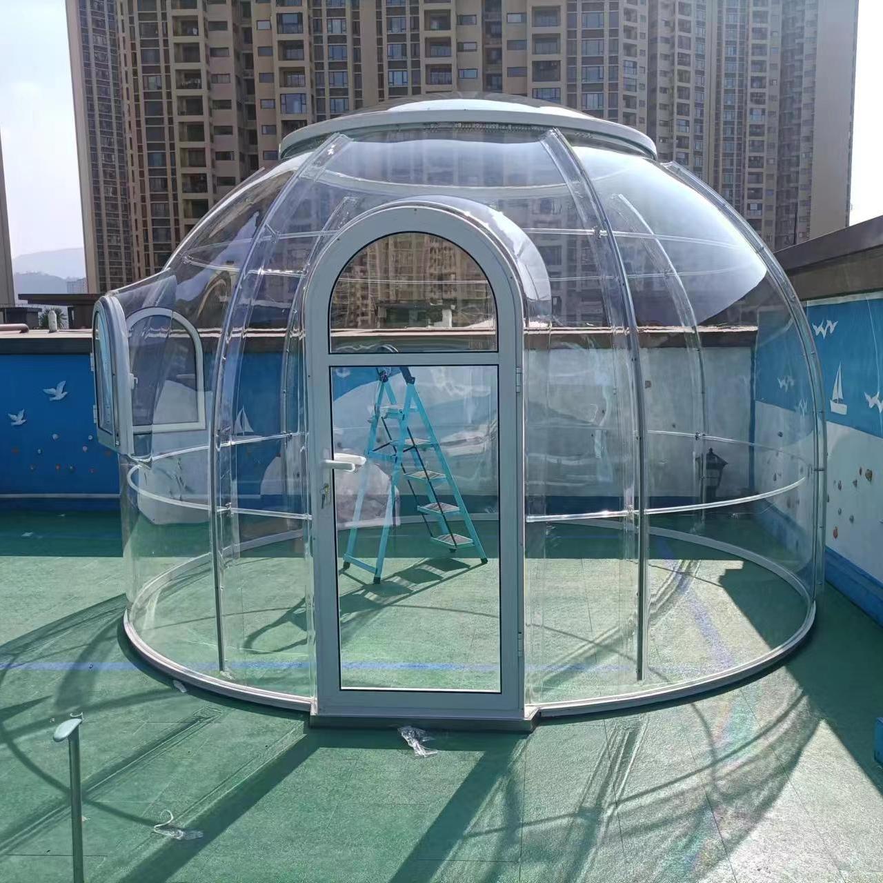 玻璃轻透如晶玉, 自然与人共一家. 绿意盎然心境宽, 和谐生活似画廊