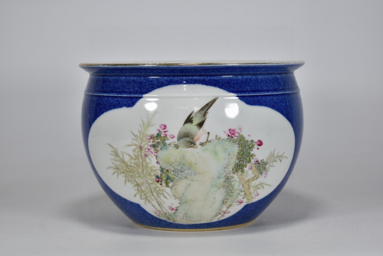 光绪年制 余焕文作 洒蓝釉双开窗浅降彩花鸟纹缸  高15厘米 直径20