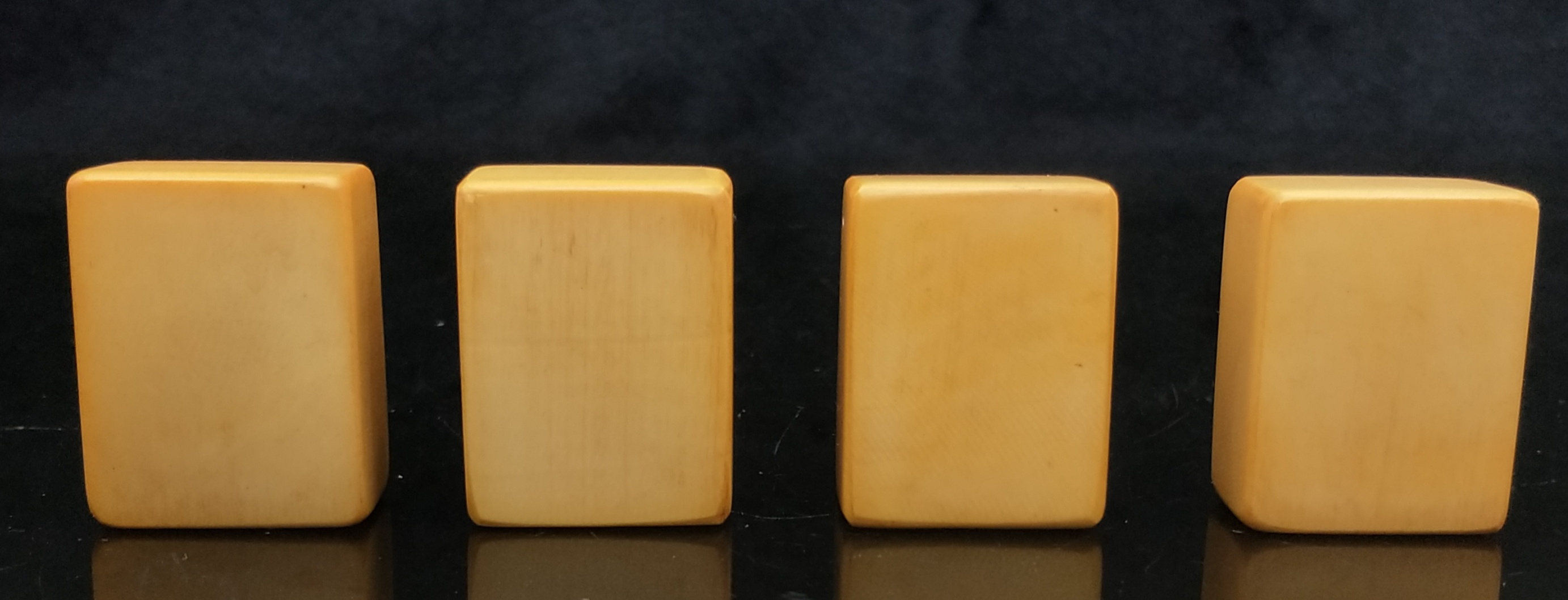 象牙麻将,选材上乘,做工精细,纹路清晰,包浆老道,成色如图.总重4