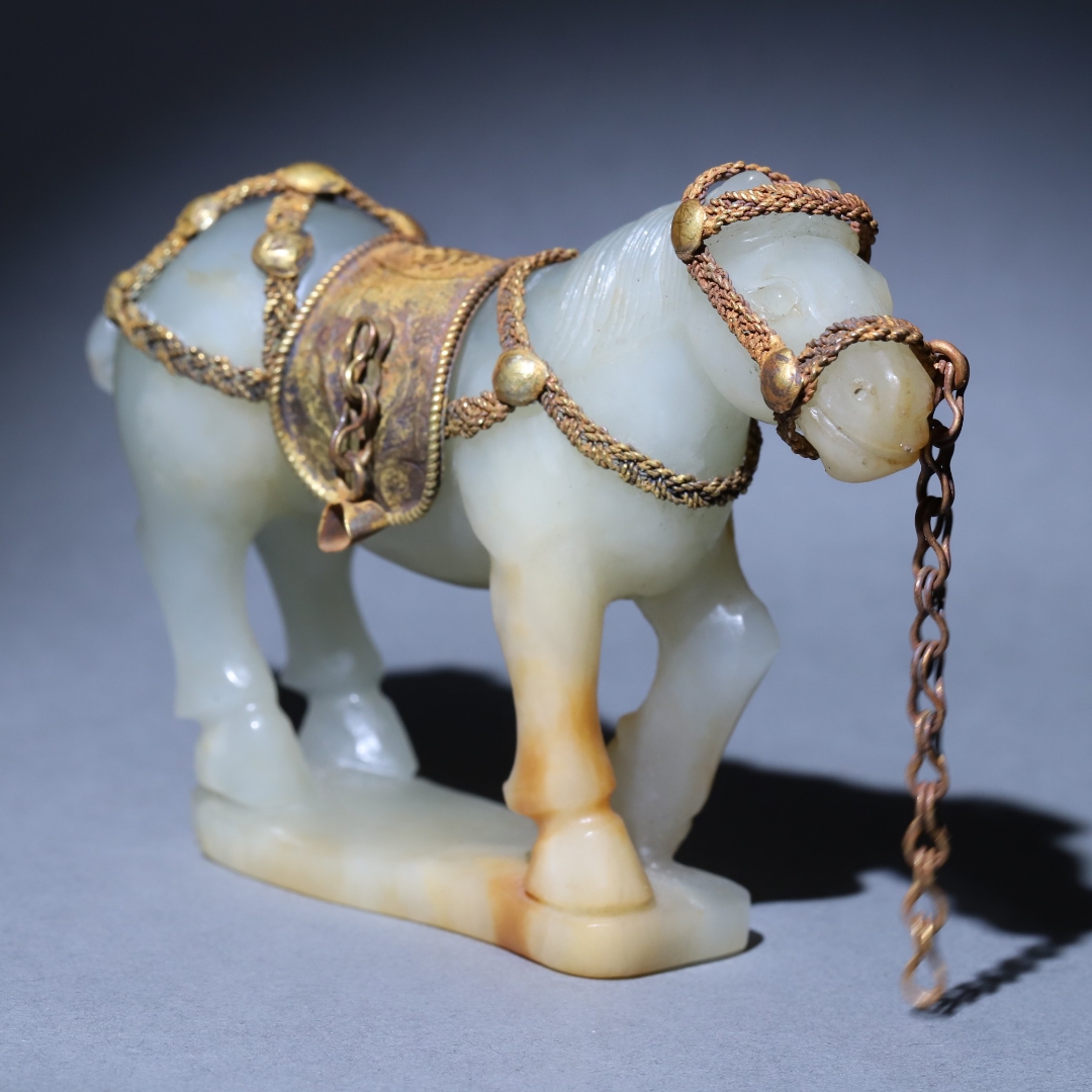 旧藏 和田玉银鎏马鞍白玉踏板马摆件 长10.4厘米.宽2.8厘米.高6.