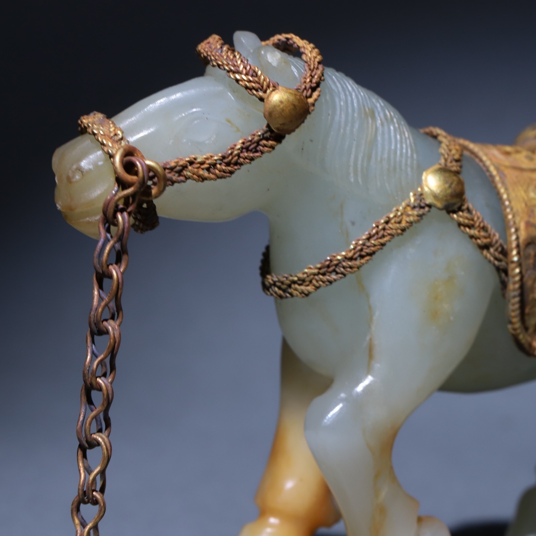 旧藏 和田玉银鎏马鞍白玉踏板马摆件 长10.4厘米.宽2.8厘米.高6.