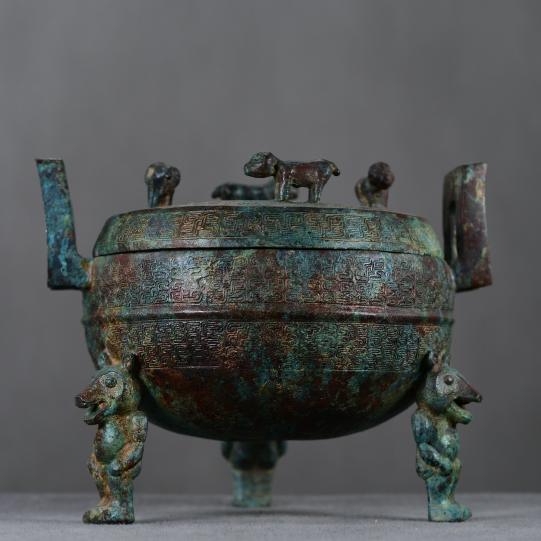 战国青铜熊足鼎 长23厘米,宽20厘米,高18厘米,重2780克
