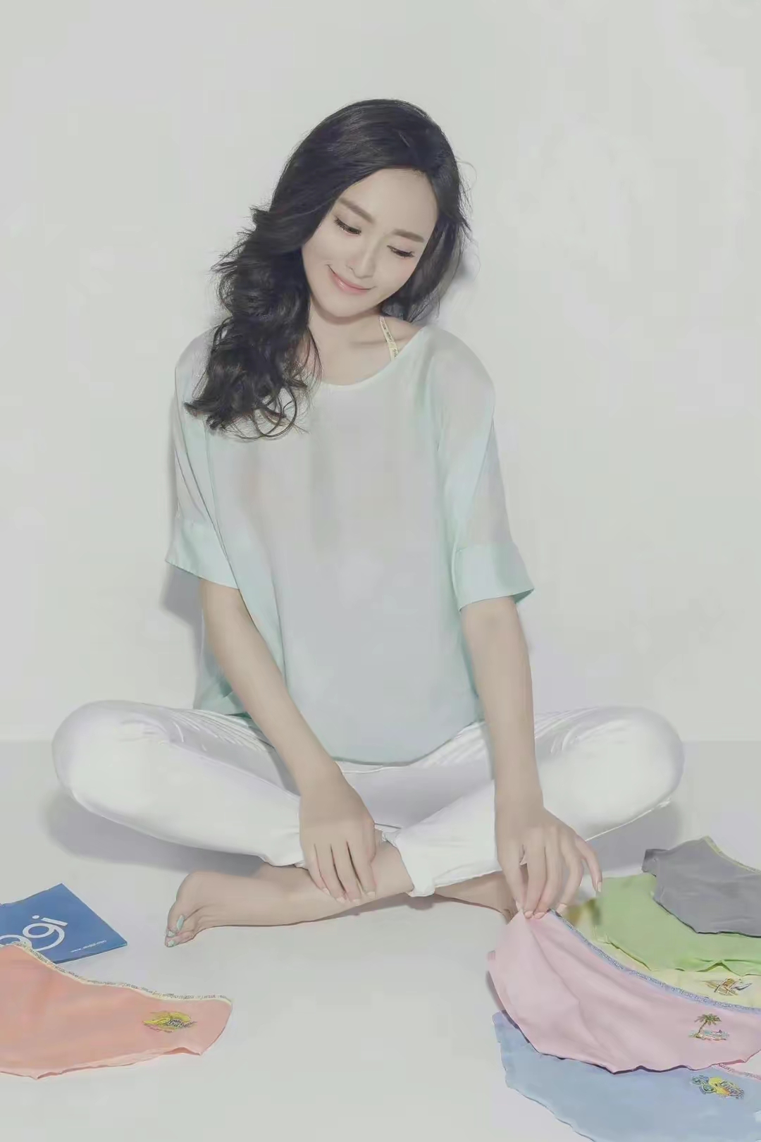 唐嫣早期的内衣广告大片,身材玲珑,凹凸有致,小巧而又性感.