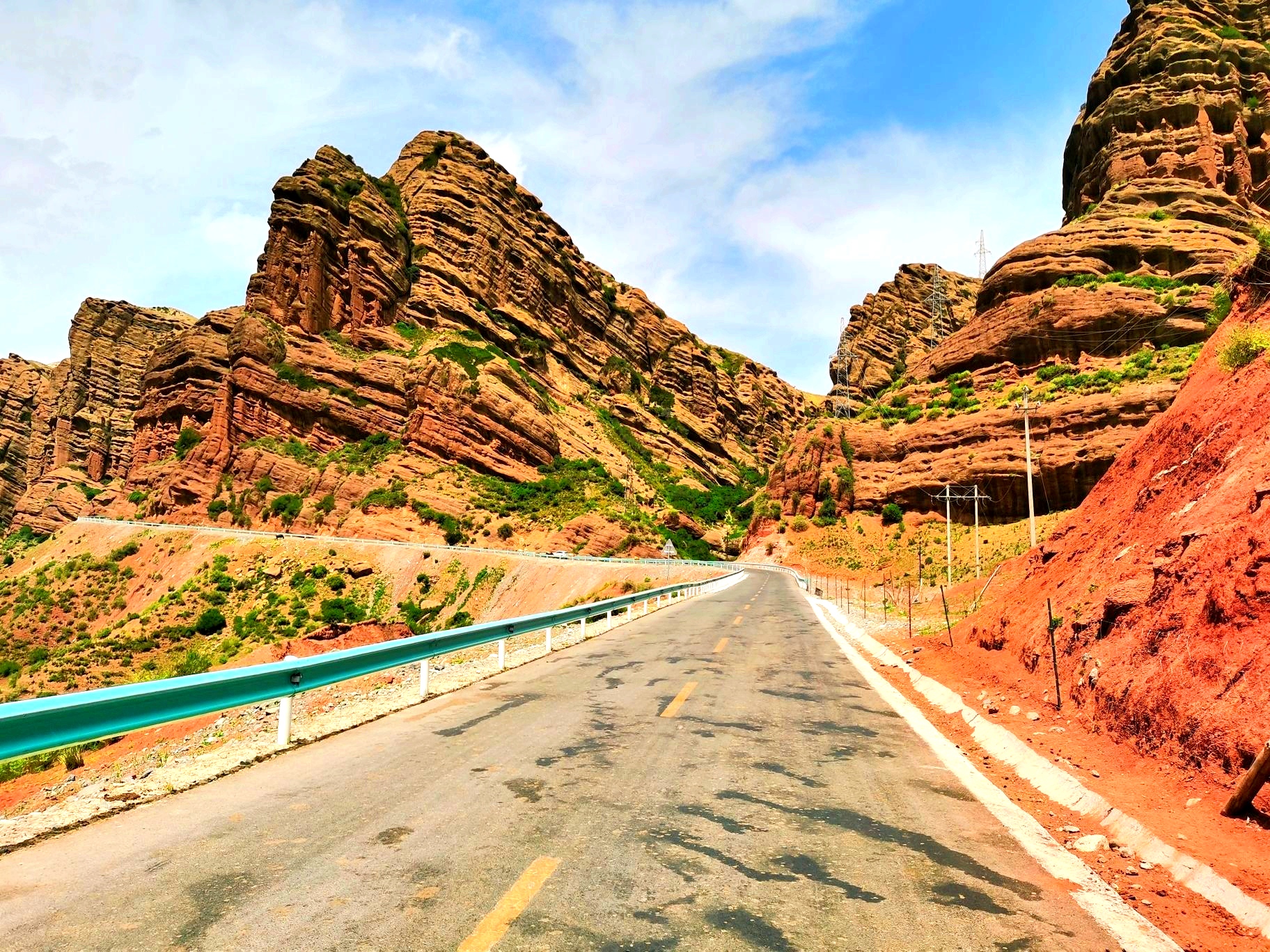 新疆s101国防公路,东至昌吉,西至独库公路北段,是一条东西方向的省道