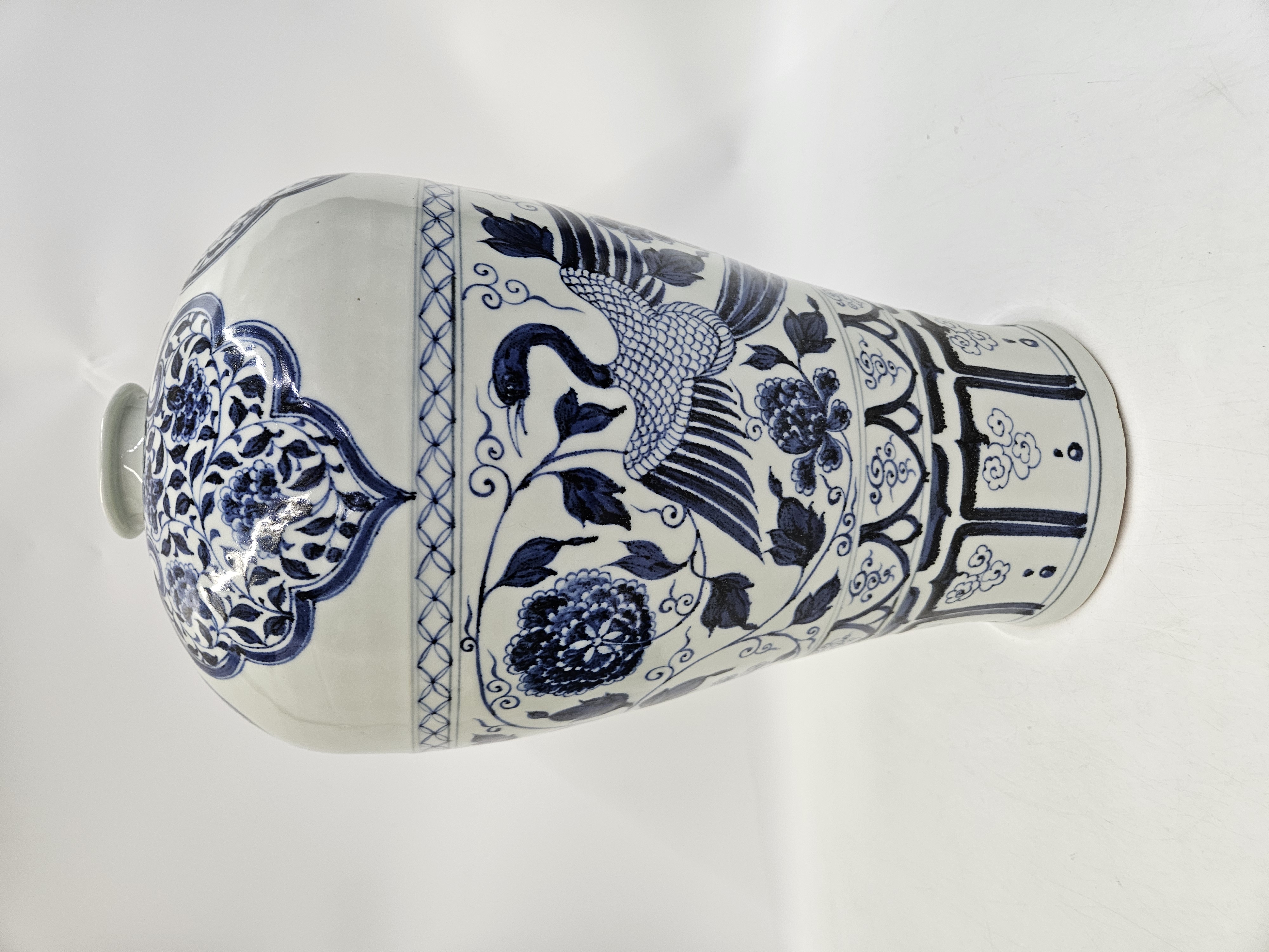 青花凤纹花卉梅瓶#瓷器鉴赏# #瓷器# #瓷器收藏# #青花瓷