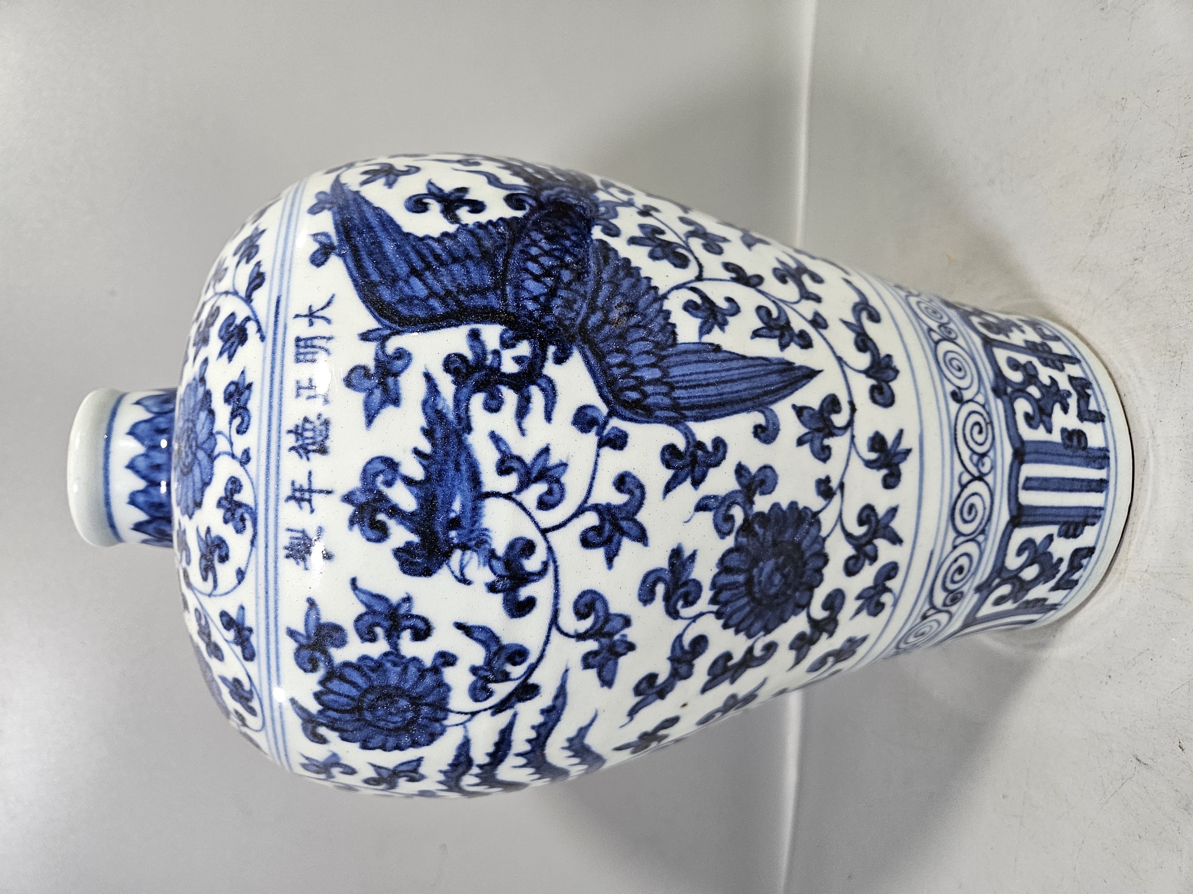 青花凤纹花卉梅瓶#瓷器鉴赏# #瓷器# #瓷器收藏# #明清瓷器鉴定