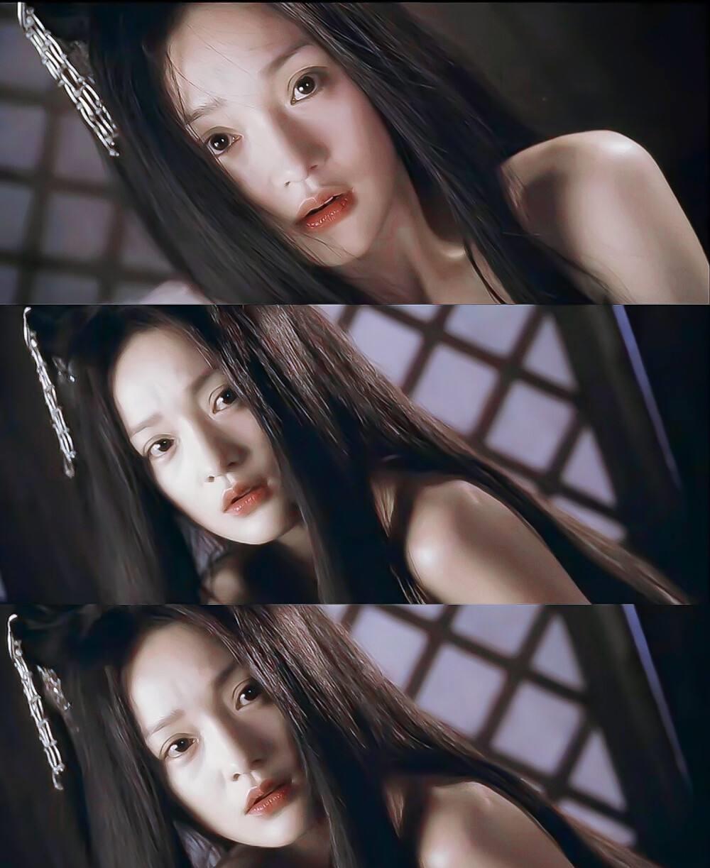 周迅出生于浙江衢州,父亲是电影院放映员