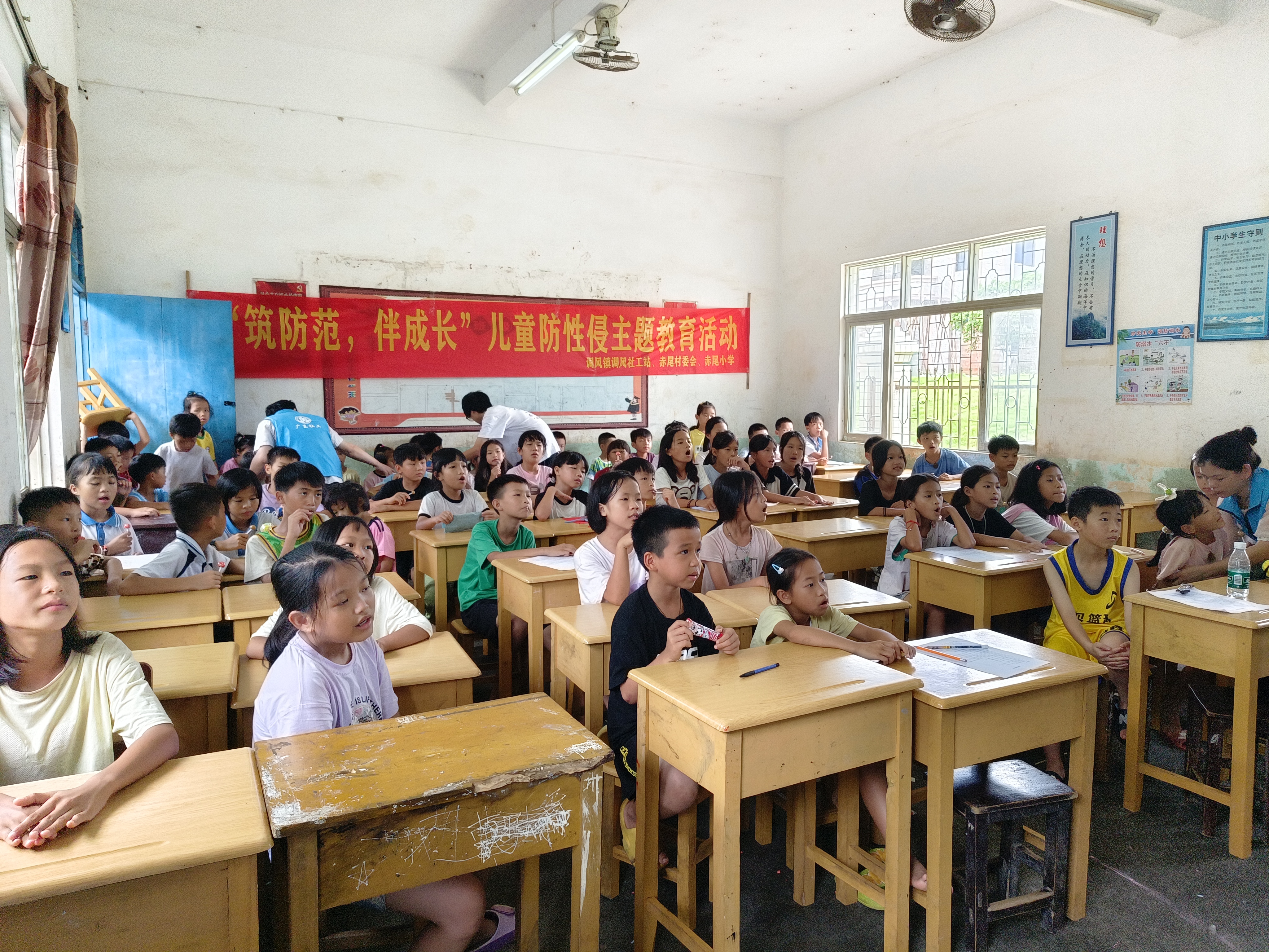 学院"曦望"突击队 通讯员:陈卓瑜 在雷州市调风镇赤尾小学的这段日子