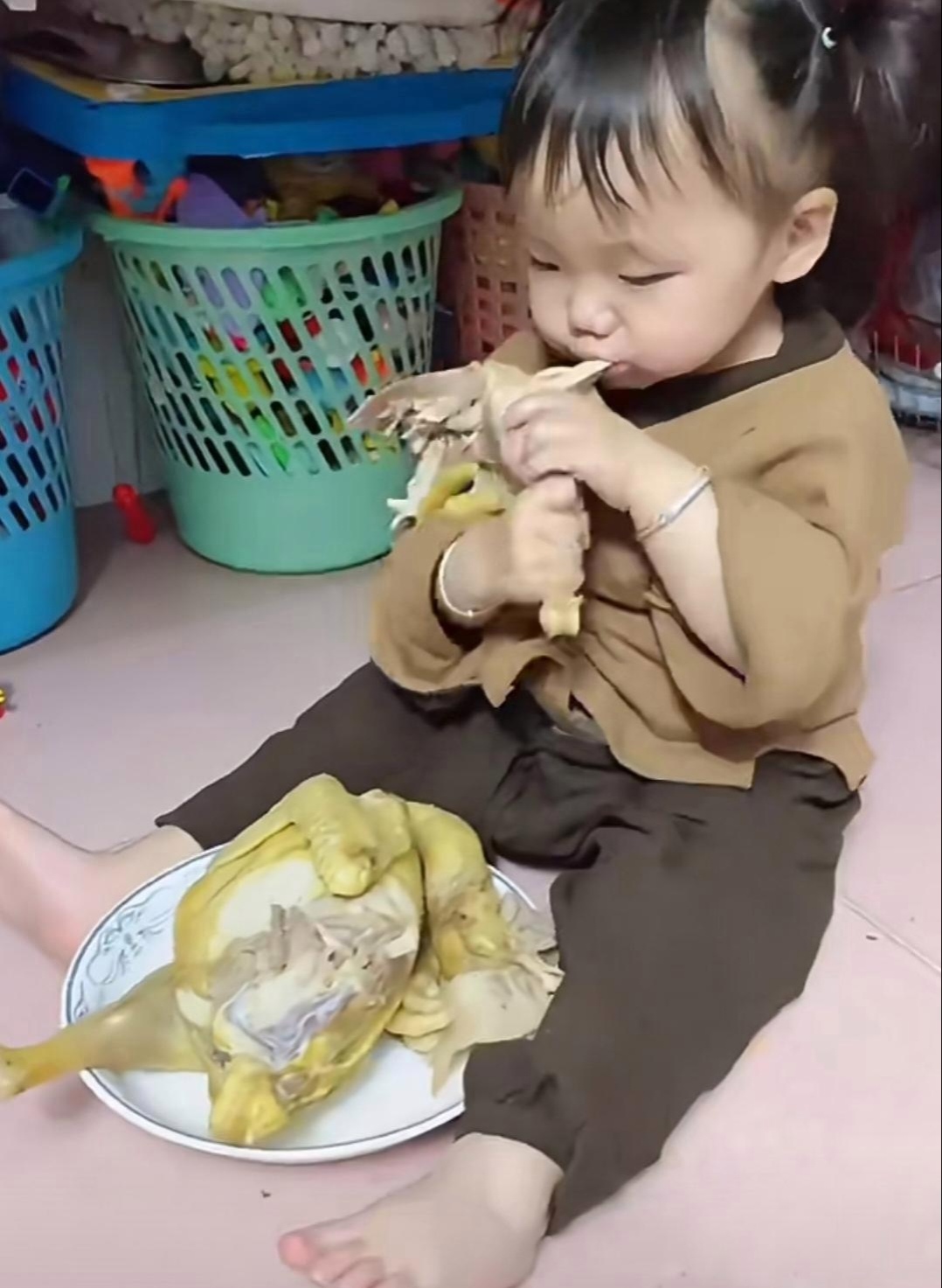 小宝贝津津有味地啃着鸡腿,那模样简直把心都萌化都,让人忍不住想捏捏