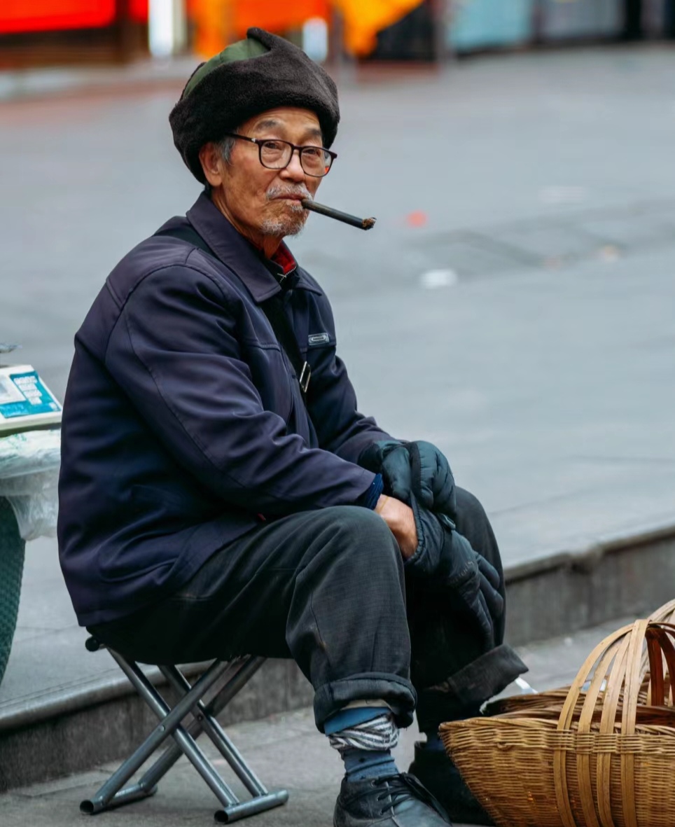 自信的眼神仿佛在说没见过老头抽雪茄吗?