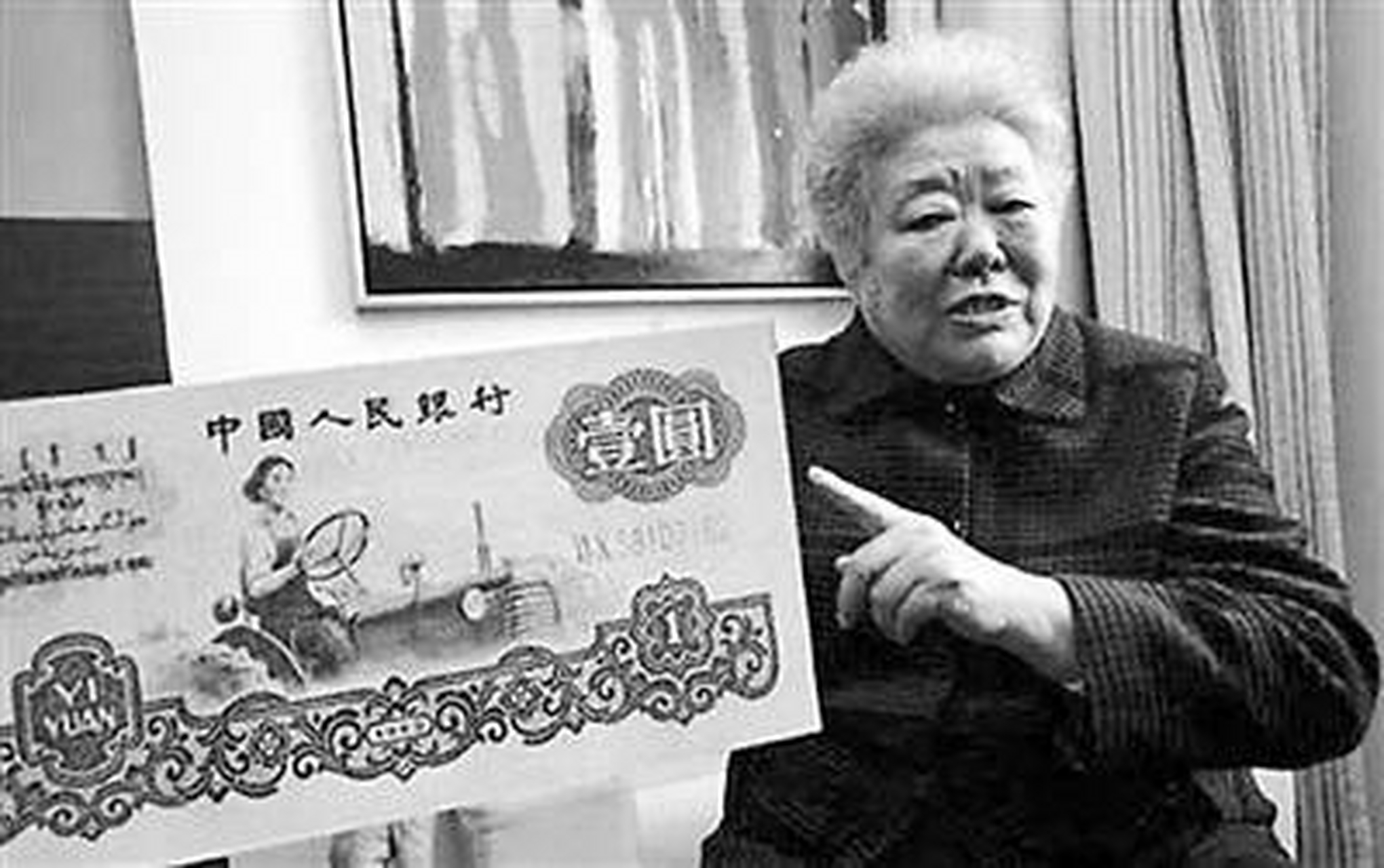 【一元钱上的女拖拉机手因病去世】我国1962年发行的第三套人民币一元