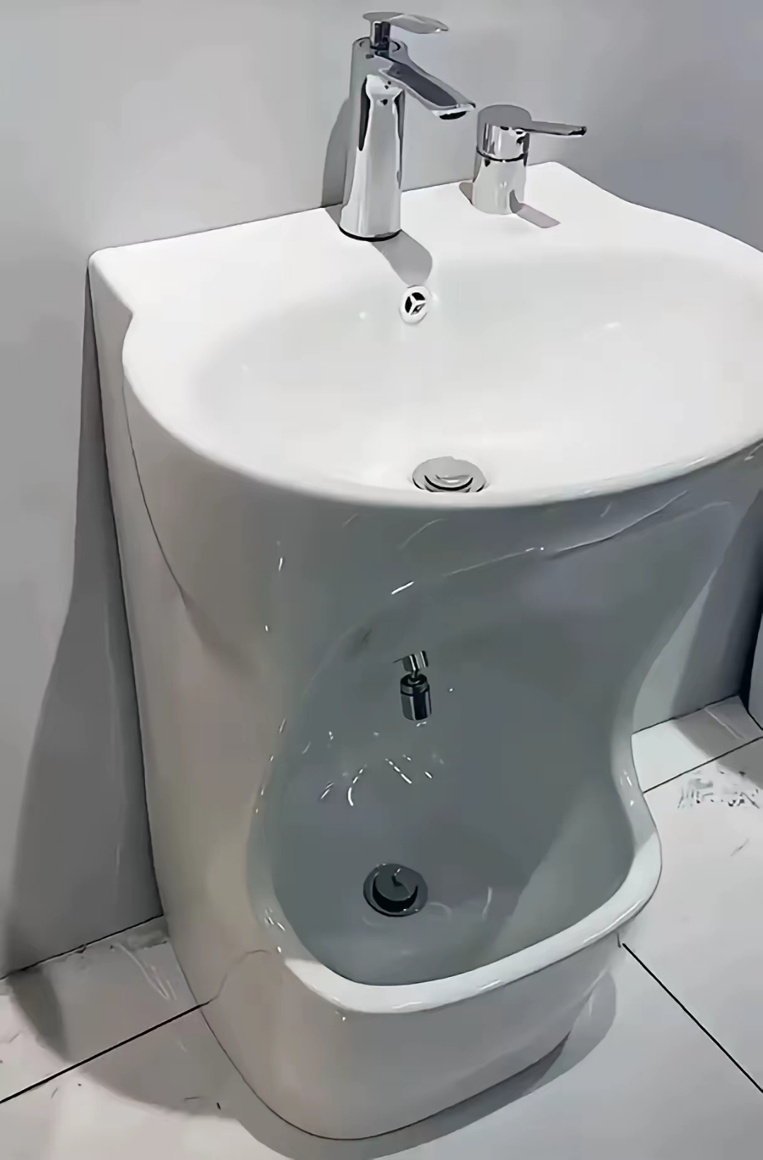 也可能有人会说下面可以小便,呵呵,你有那个水平吗?