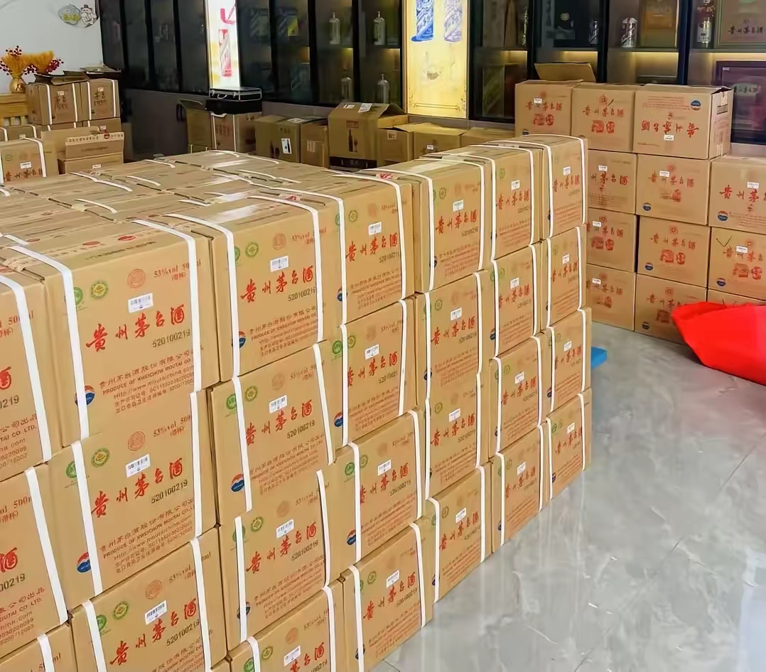 他说:大环境变了,送酒的没钱了,喝酒的要么进去了,要么身体不允许了