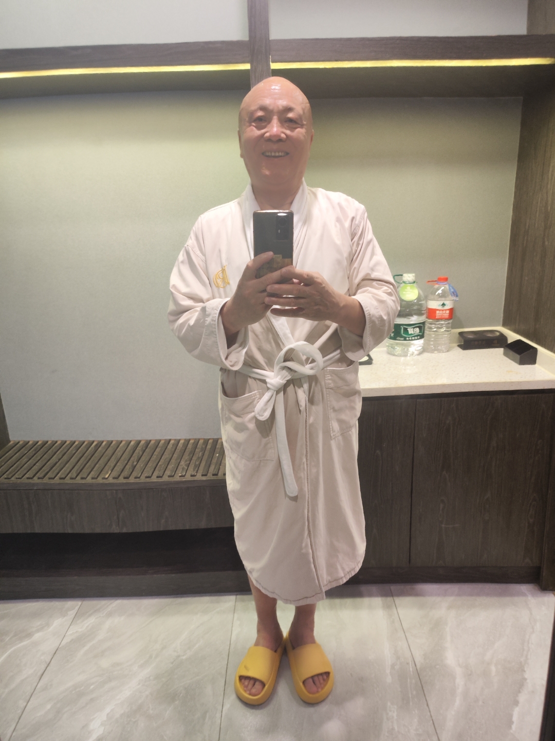 一杯茶.笑看皱纹脸上爬.历尽人生天下事.苦辣酸甜五味杂
