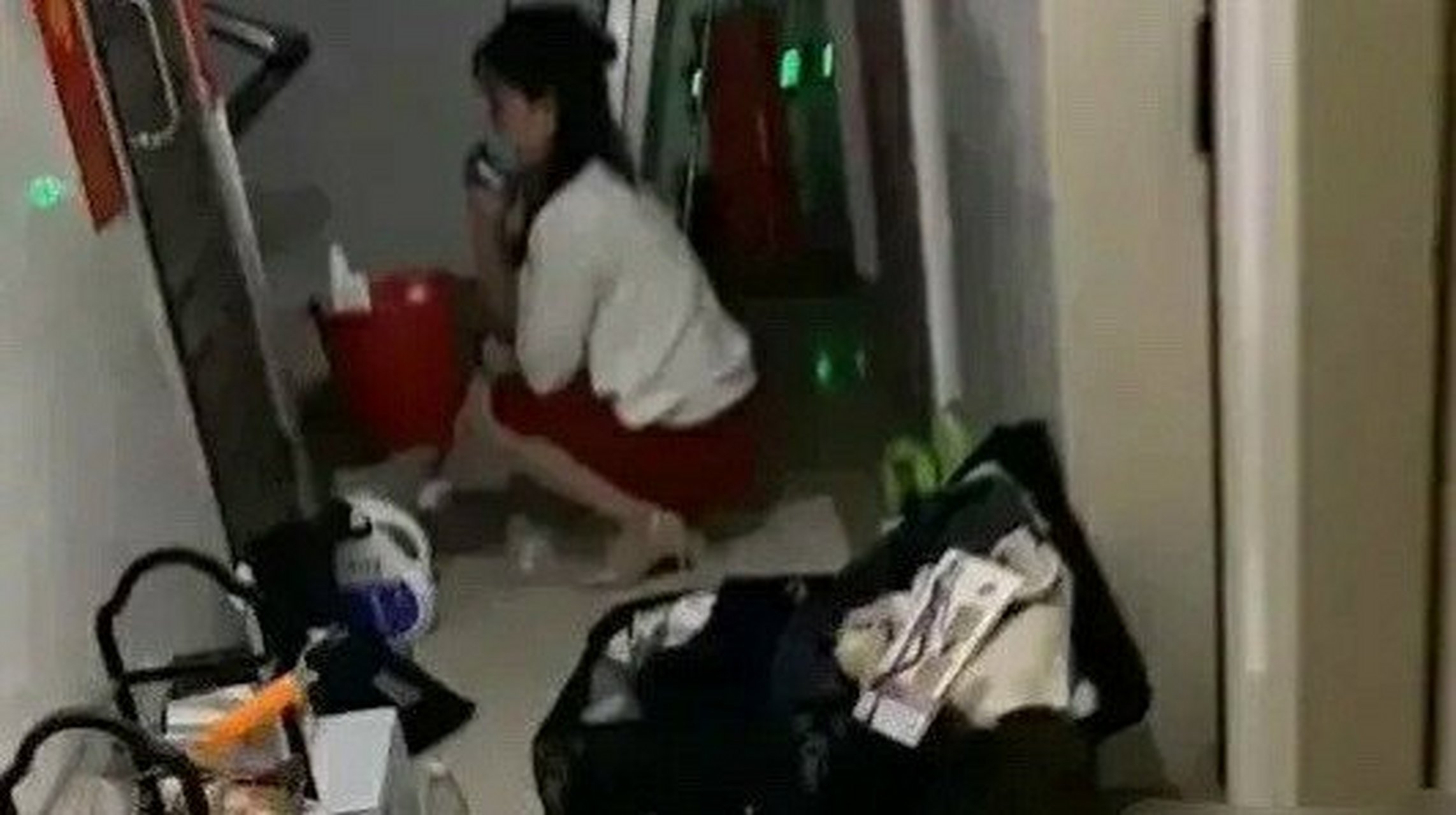 来上海打工的王女士,被房东赶了出去,只能蹲在门口无助的哭