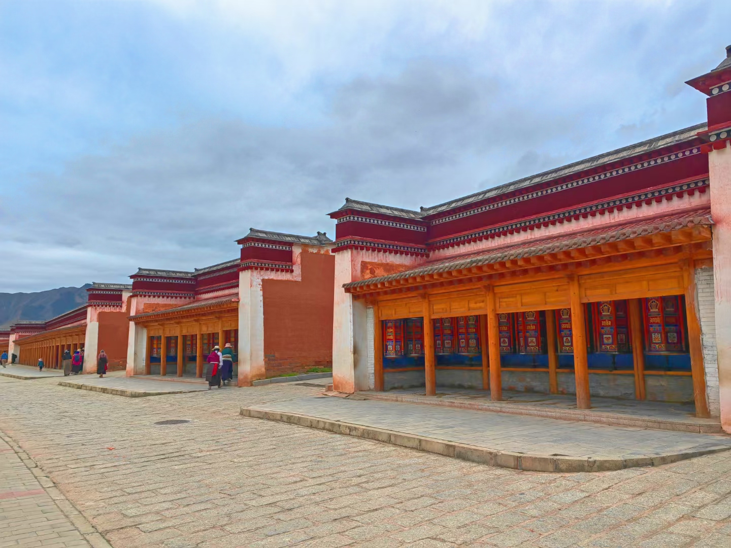 世界上最长的转经筒长廊