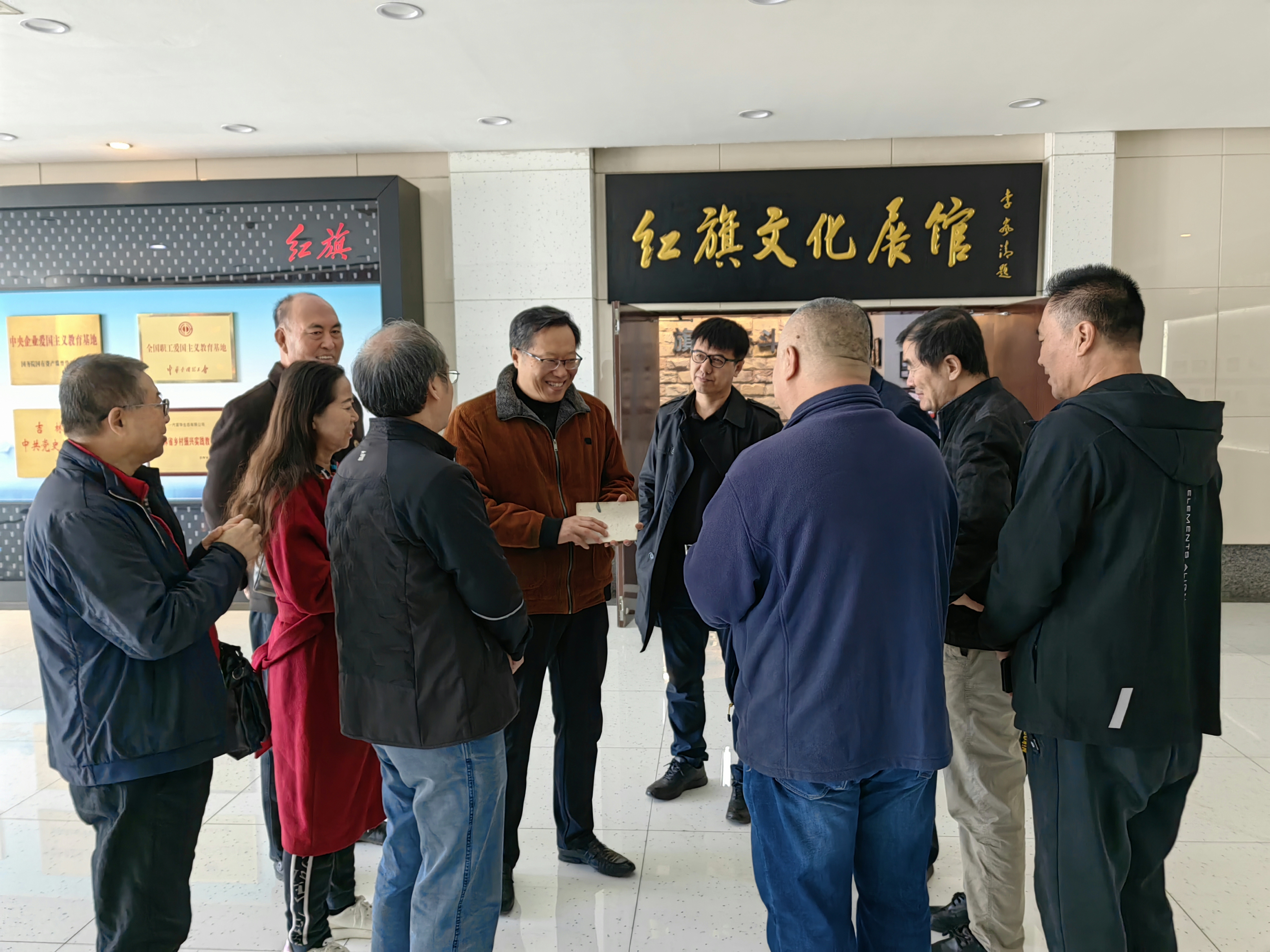 长春市职工集邮协会会长袁晓军等客人于10月21日参观了中国一汽集团