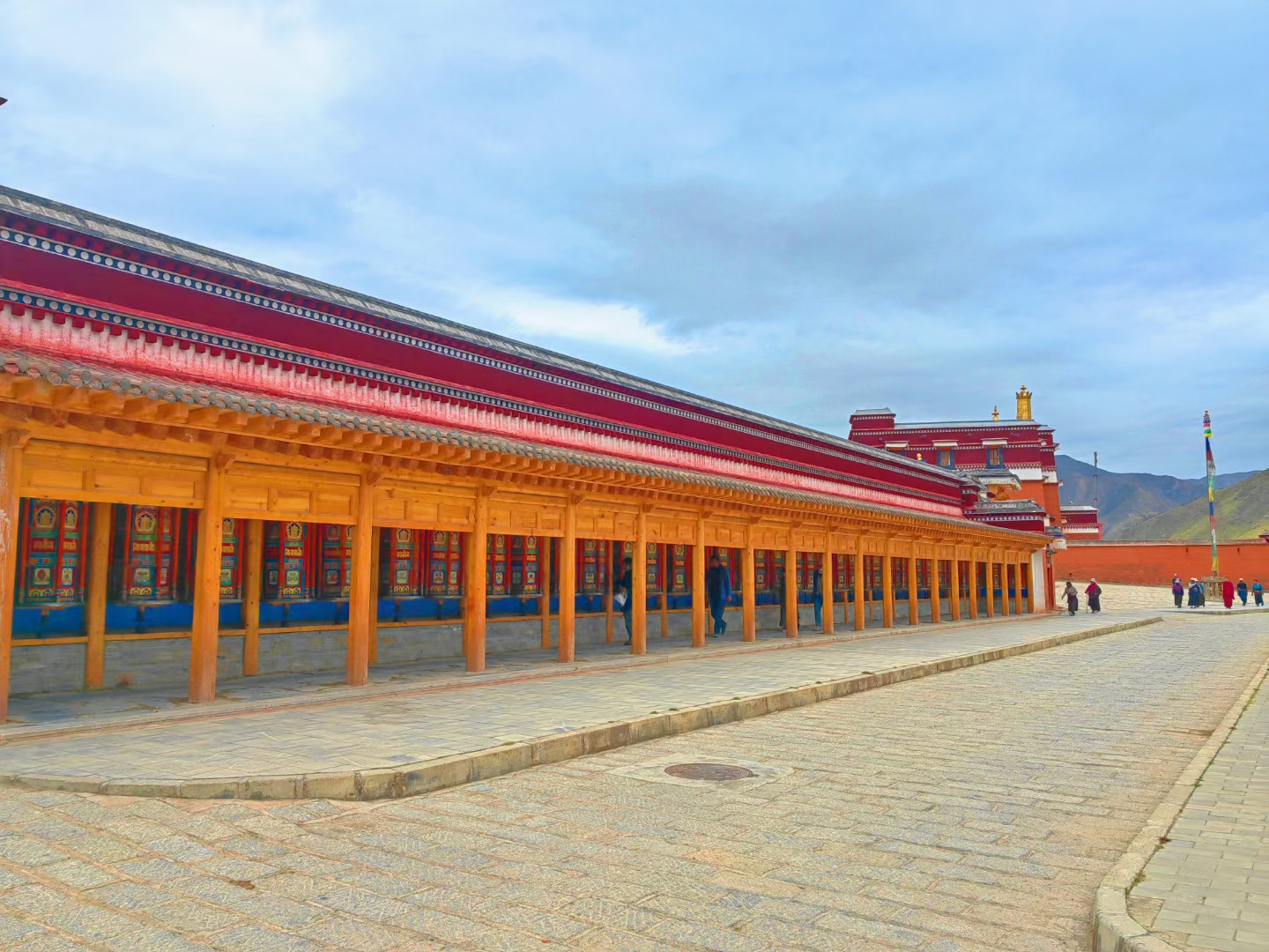 世界上最长的转经筒长廊