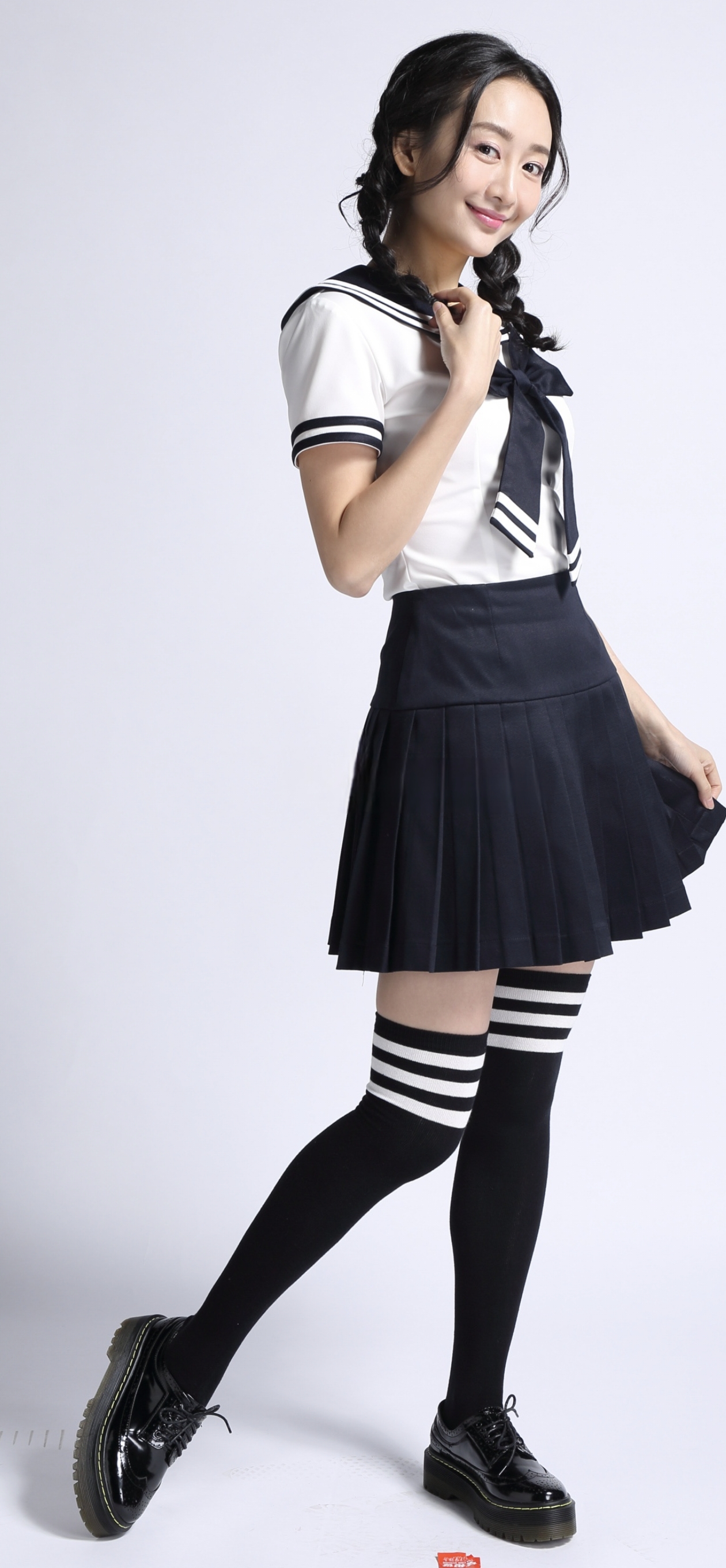 王鸥扮演学生,一身jk校服裙配过膝袜,大长腿太惊艳!