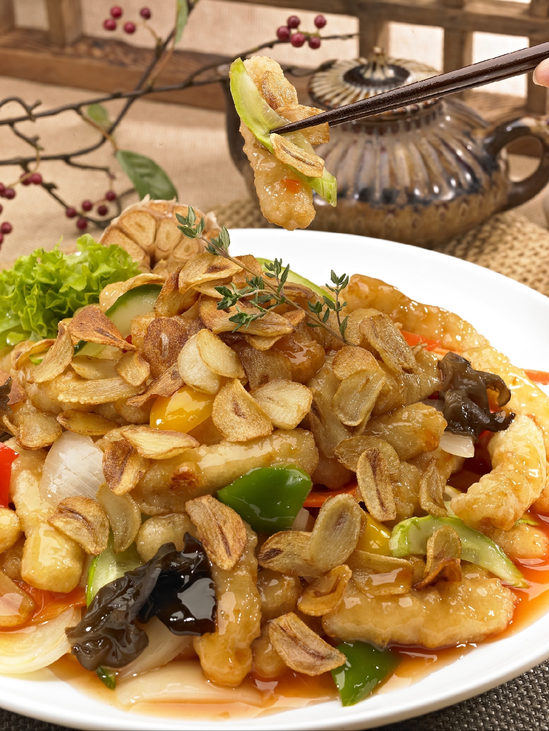 蒜爆肉  蒜爆肉是一道鲁菜经典菜式,它使用一般做为佐料的大蒜做为