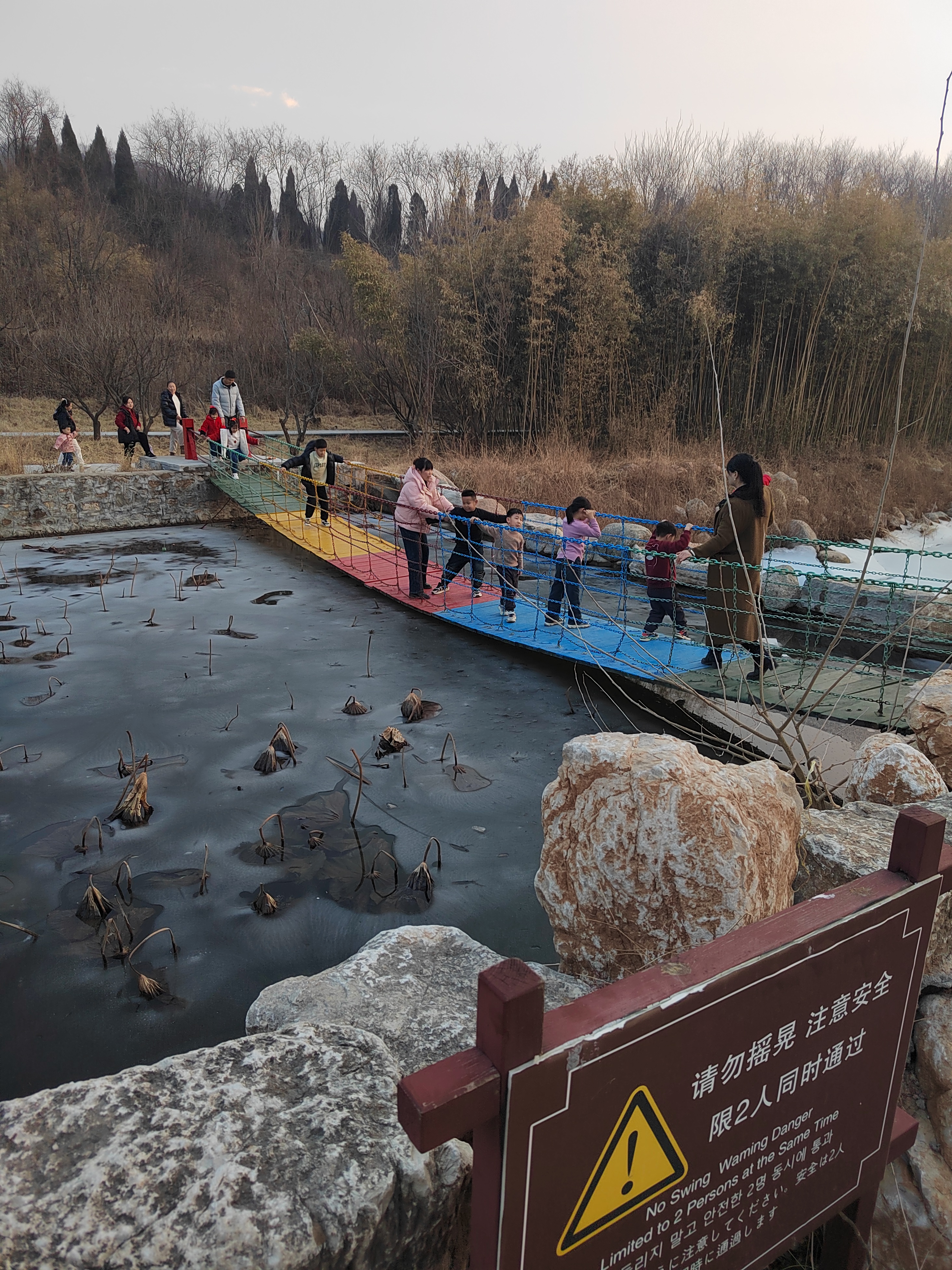 雪山彩虹谷图片图片